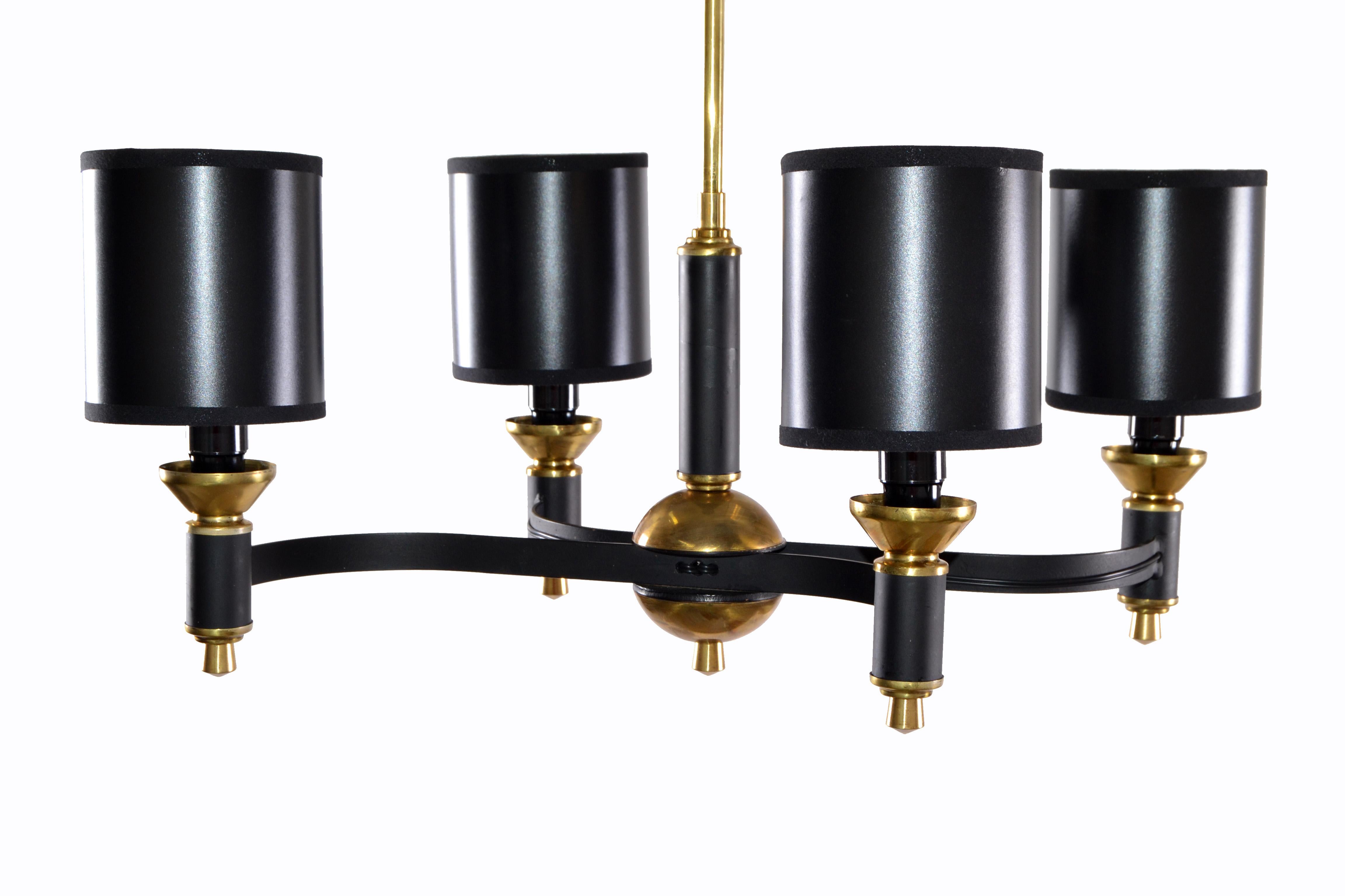 Delicato lampadario a quattro luci in ottone a due patine in stile Mid-Century Modern francese attribuito a Jacques Adnet.
Cablata per gli Stati Uniti, accetta 4 lampadine con un massimo di 40 watt. 40 watt.