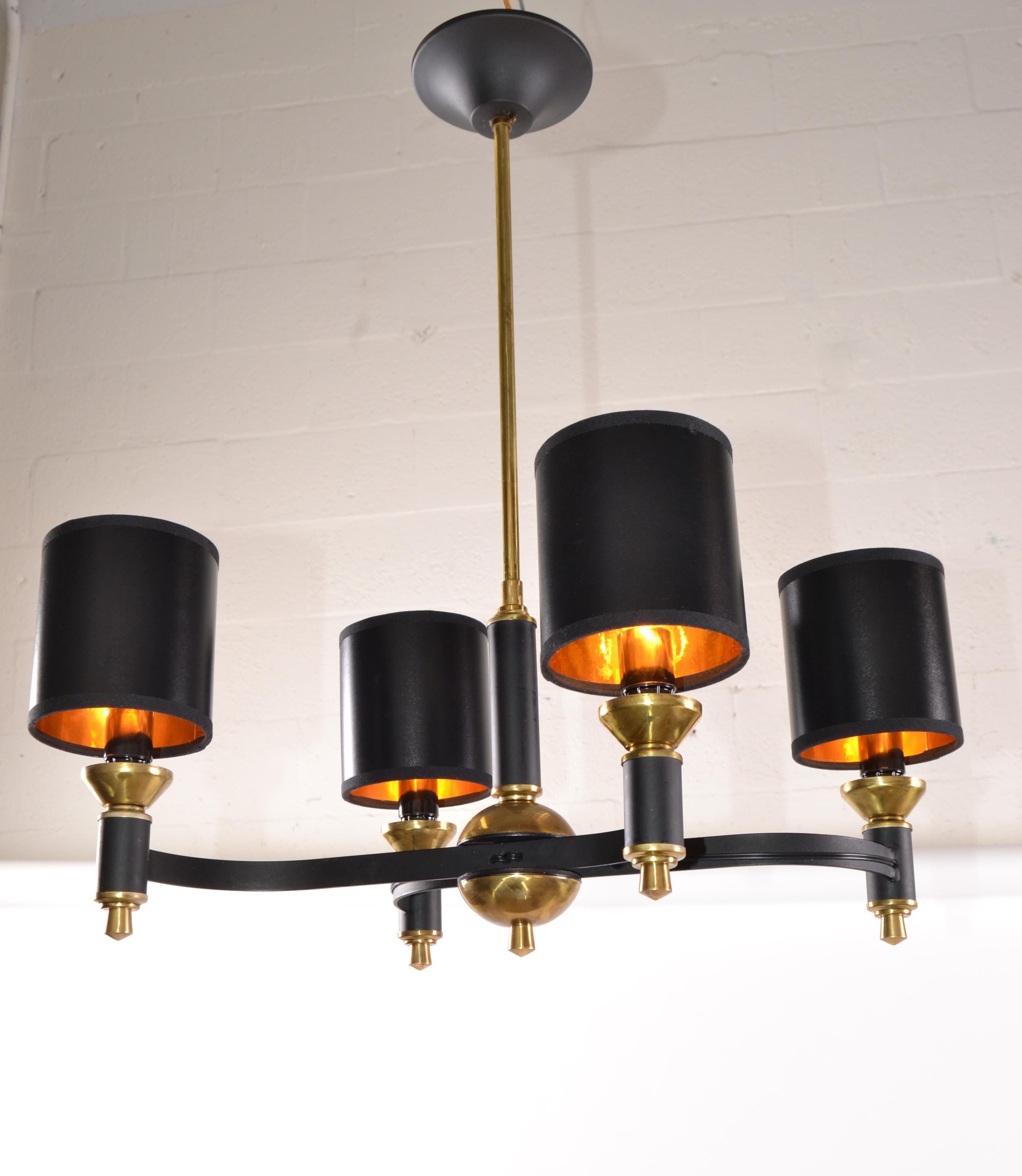 Francese Lampadario Jacques Adnet Lampadario a quattro luci in ottone e metallo della modernità di metà secolo