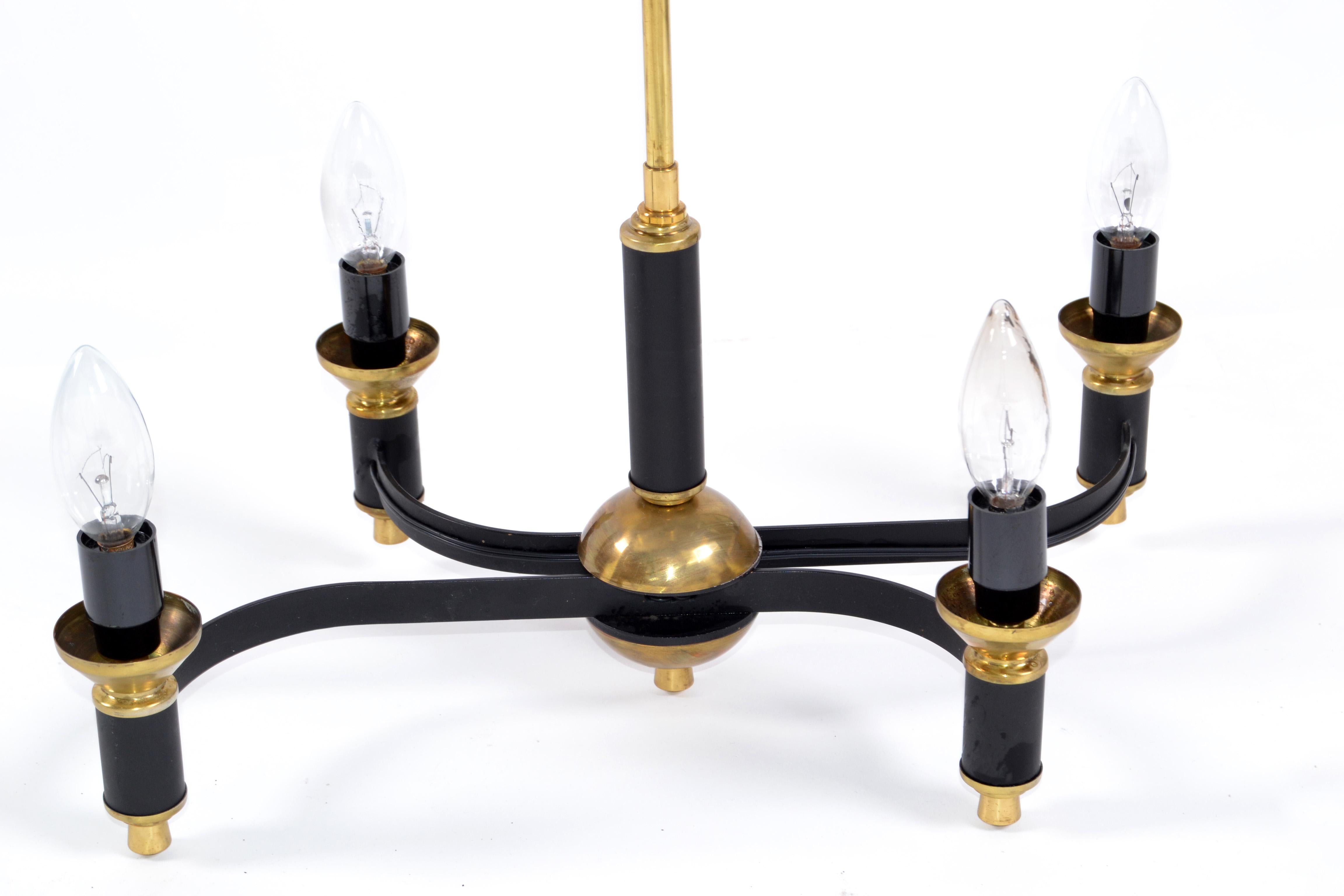 XX secolo Lampadario Jacques Adnet Lampadario a quattro luci in ottone e metallo della modernità di metà secolo