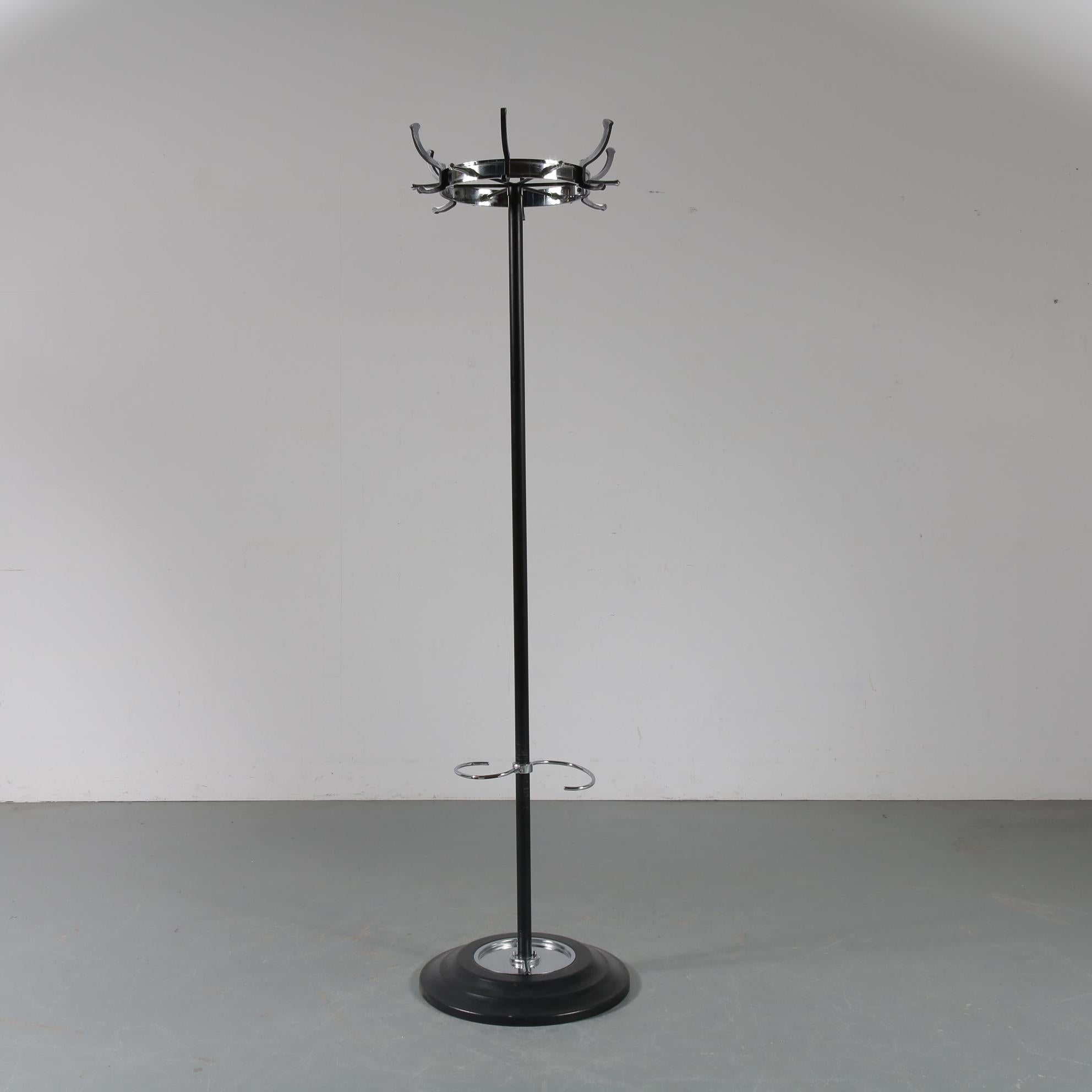 A beautiful coat rack designed by Jacques Adnet, manufactured in France, circa 1950.
This luxurious piece is made of high quality black lacquered metal with chrome. The round foot has a chrome plated inner circle, and up the black stand are two