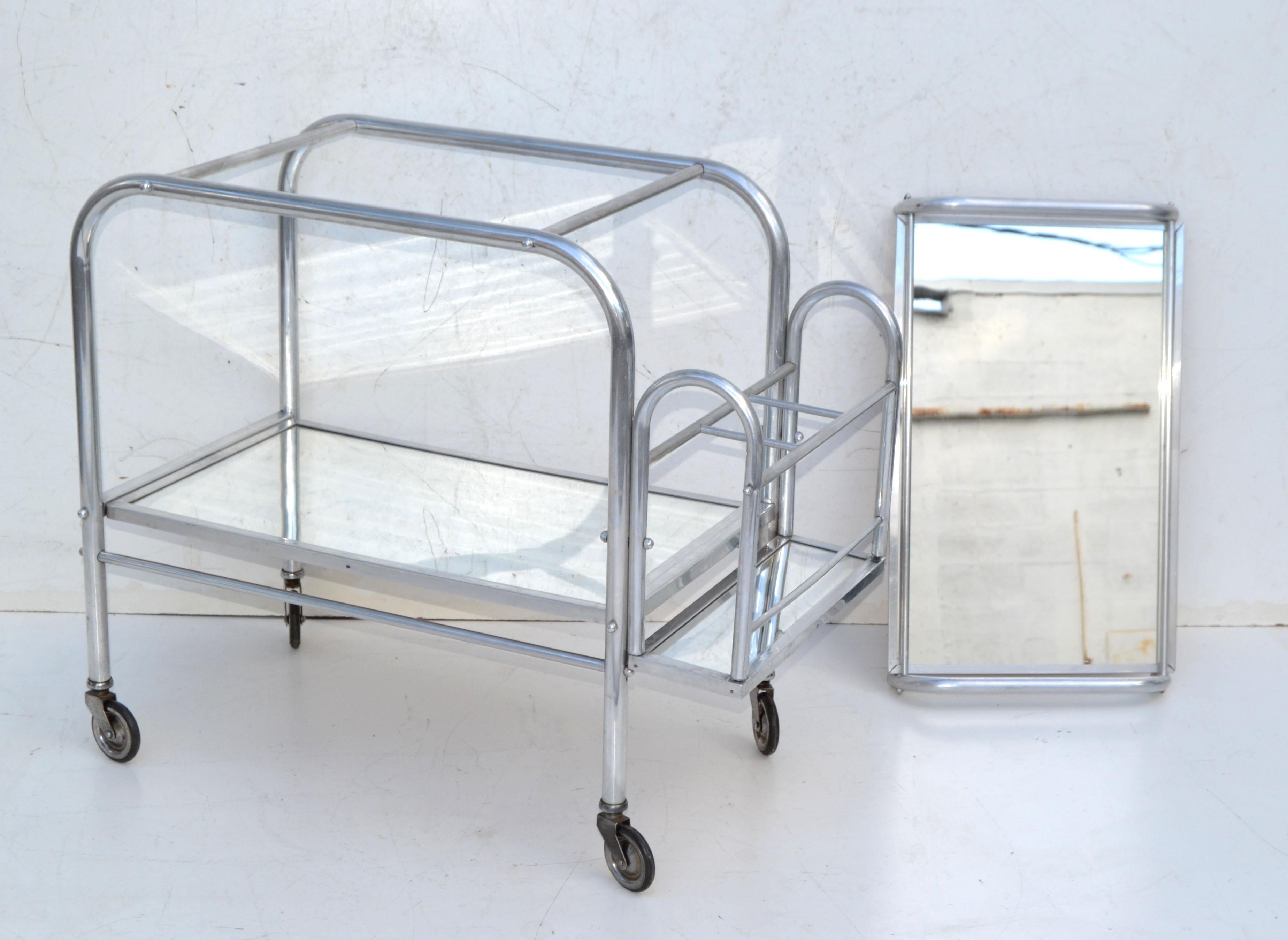 Milieu du XXe siècle Porte-bouteilles de bar à 2 étages en chrome et miroir de Jacques Adnet, France, 1950  en vente