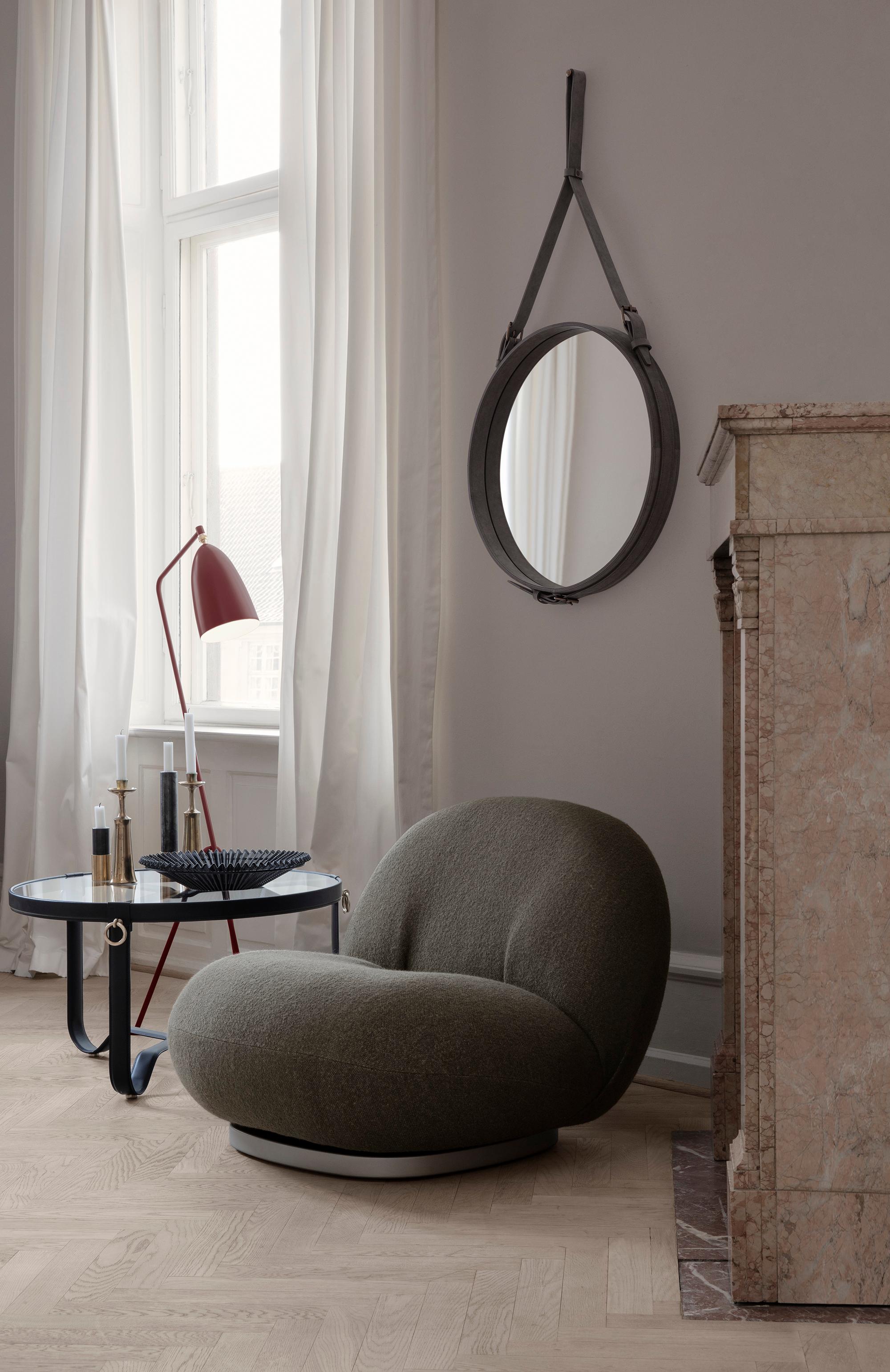 XXIe siècle et contemporain Table basse ou d'appoint 'Circulaire' en verre et cuir brun clair de Jacques Adnet pour GUBI en vente