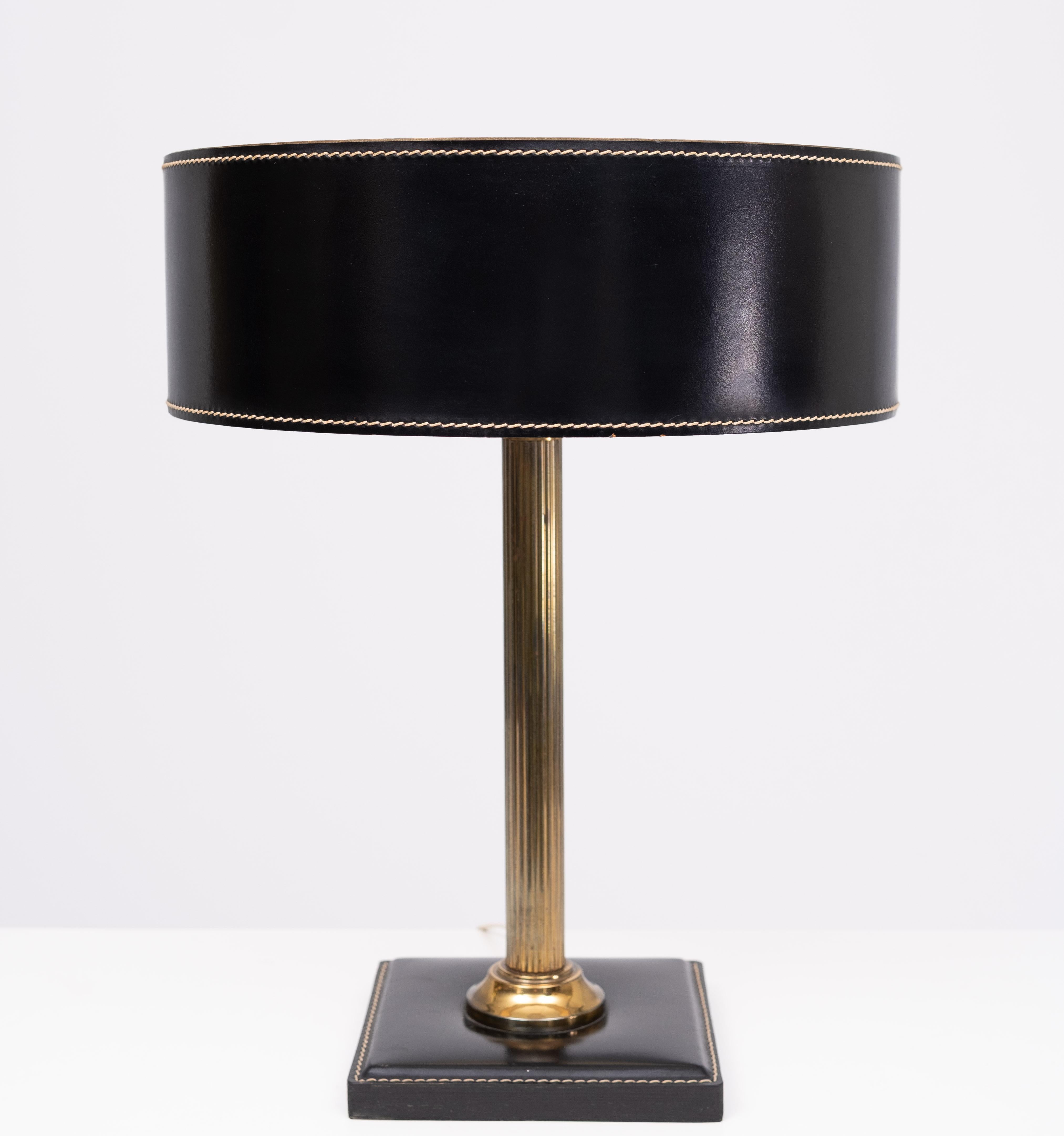 Mid-Century Modern Lampe de table Jacques Adnet en cuir noir, France 1960 en vente