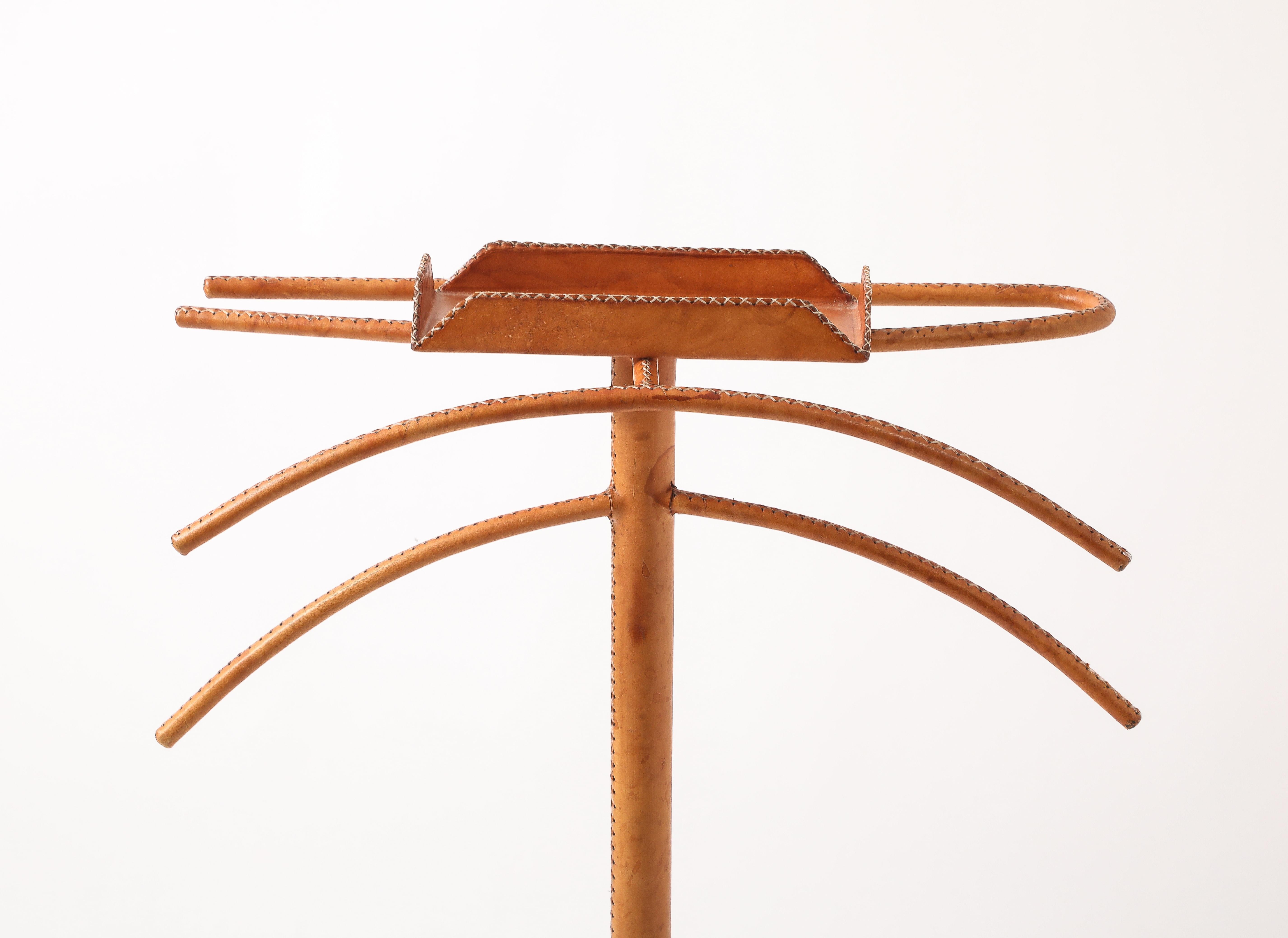 Français Valet de Cognac Jacques Adnet, France 1950's en vente