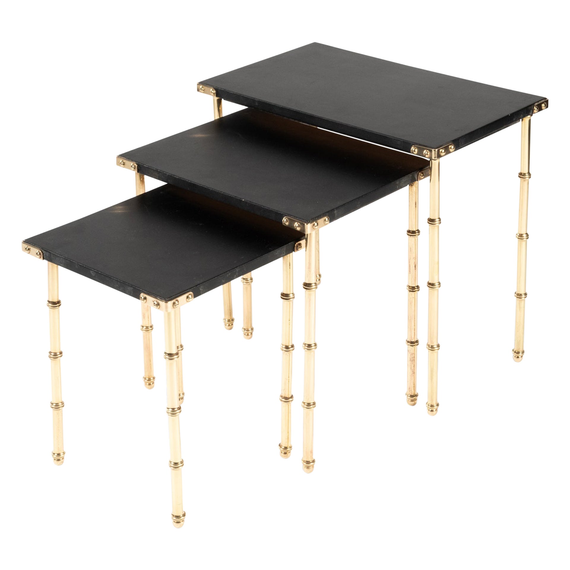 Jacques Adnet : Set completo di 3 tavolini da salotto, ottone e finta pelle C.C.
