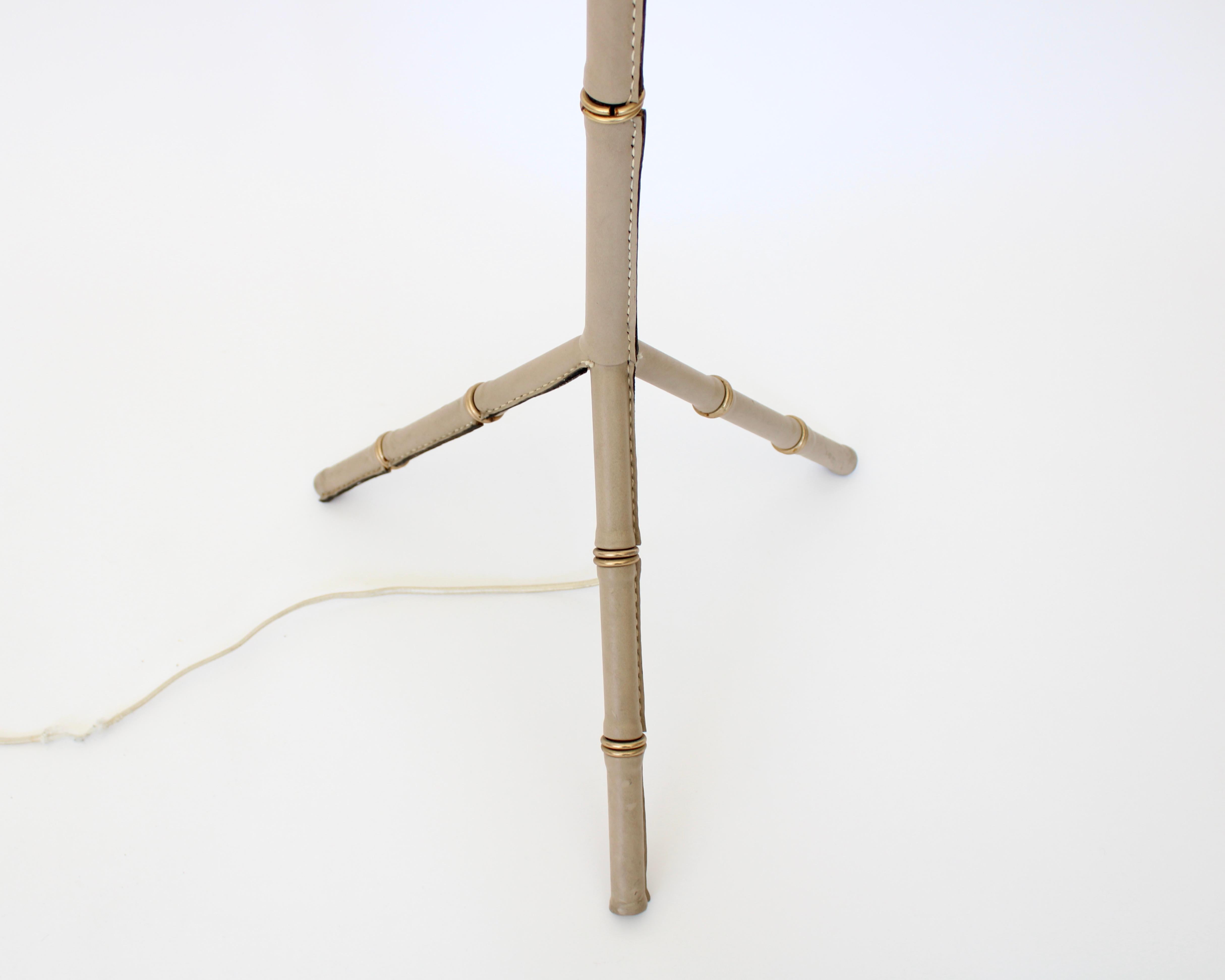 Lampada da terra francese con piede a treppiede di Jacques Adnet in pelle color crema e ottone in vendita 3