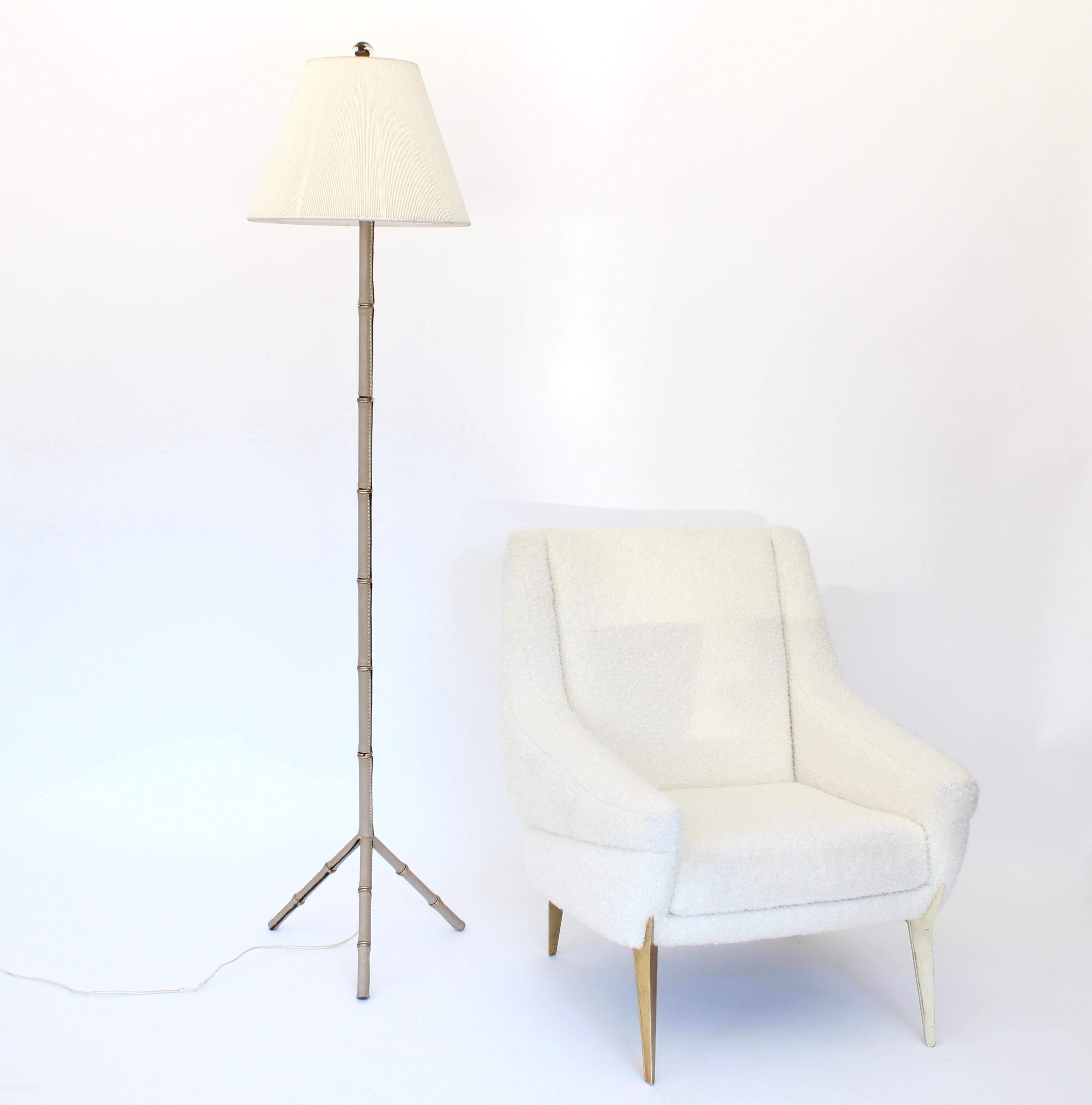 Lampada da terra francese con piede a treppiede di Jacques Adnet in pelle color crema e ottone in vendita 4