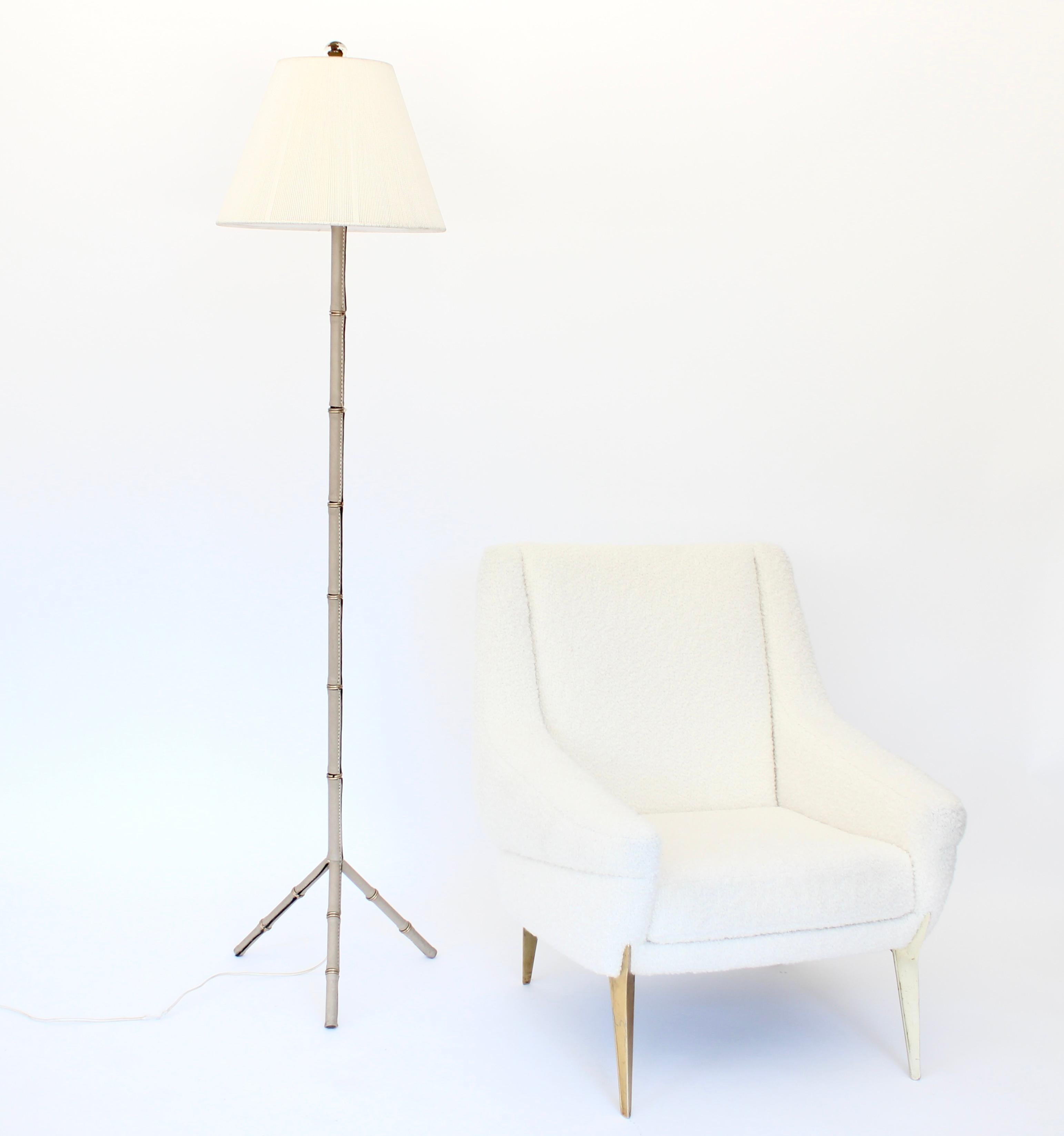 Lampada da terra francese con piede a treppiede di Jacques Adnet in pelle color crema e ottone in vendita 5