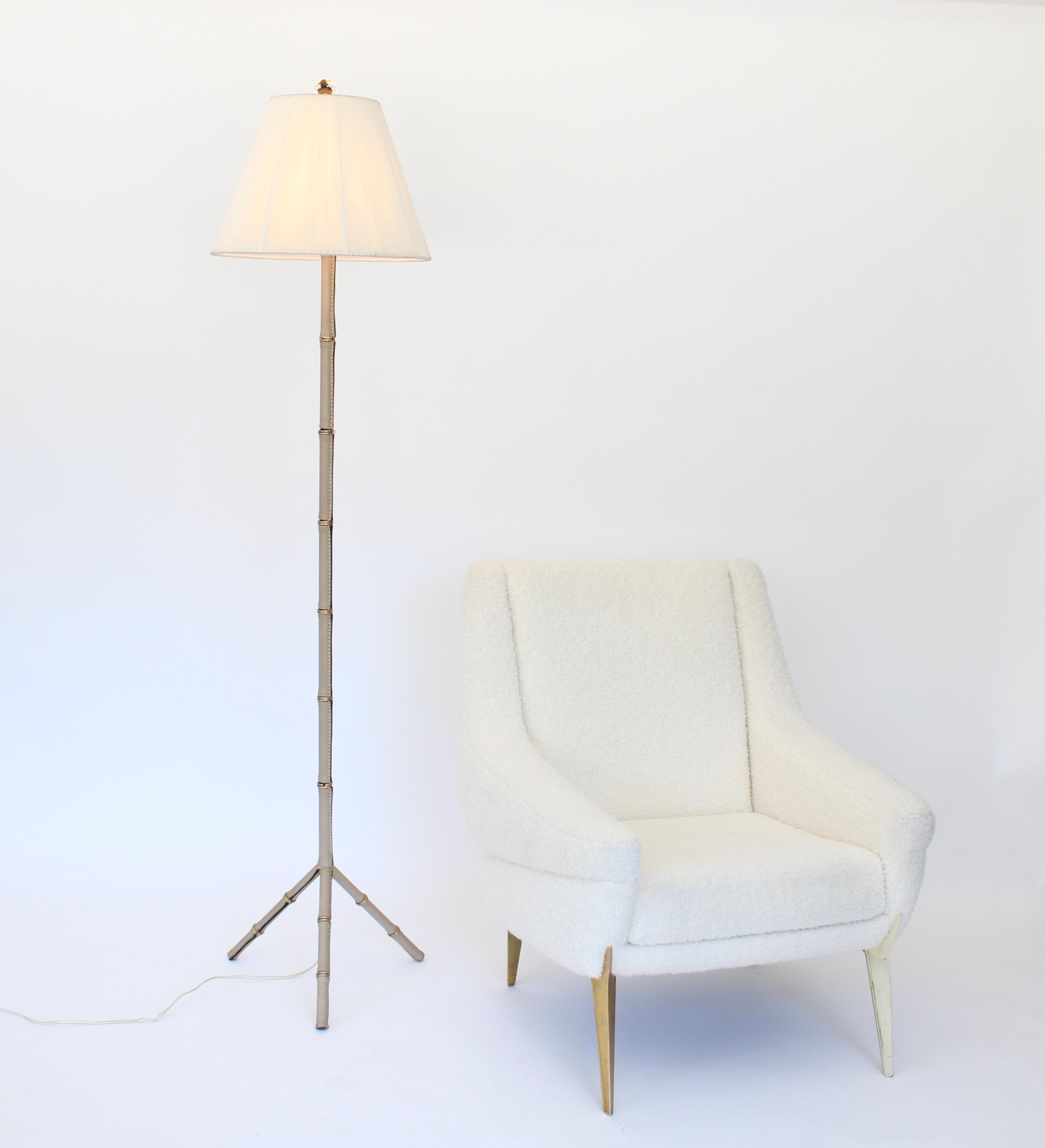 Lampada da terra francese con piede a treppiede di Jacques Adnet in pelle color crema e ottone in vendita 6