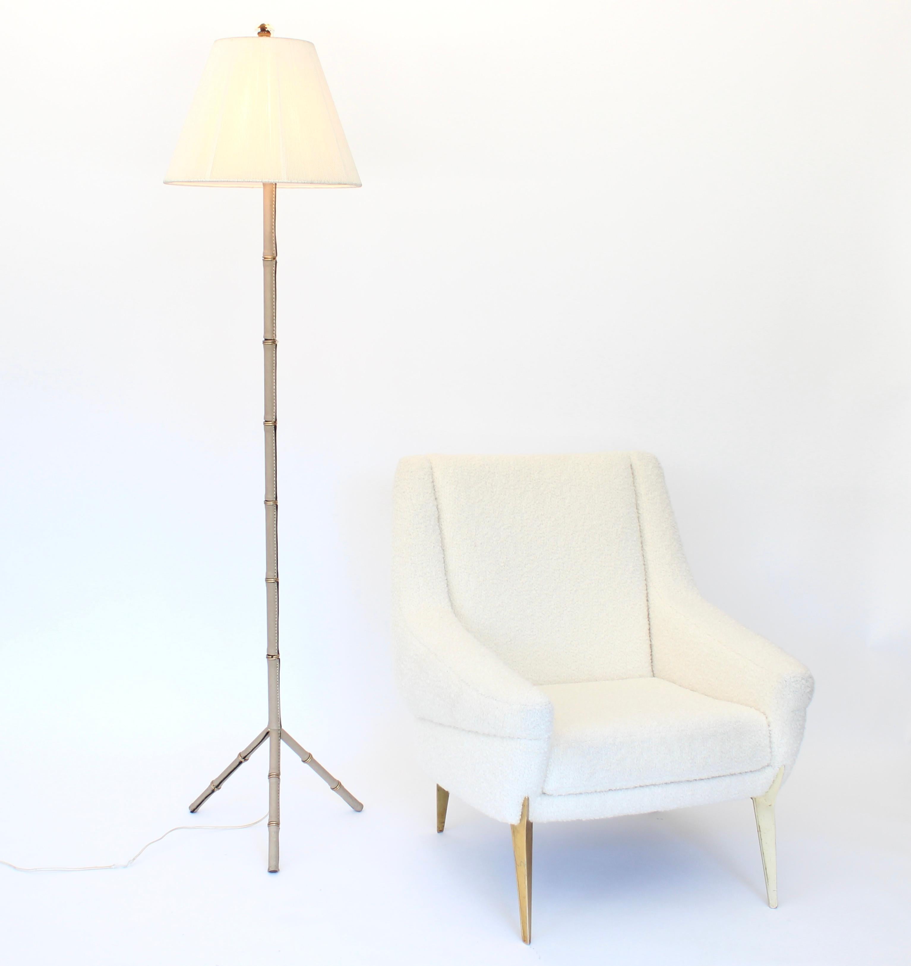 Lampada da terra francese con piede a treppiede di Jacques Adnet in pelle color crema e ottone in vendita 7