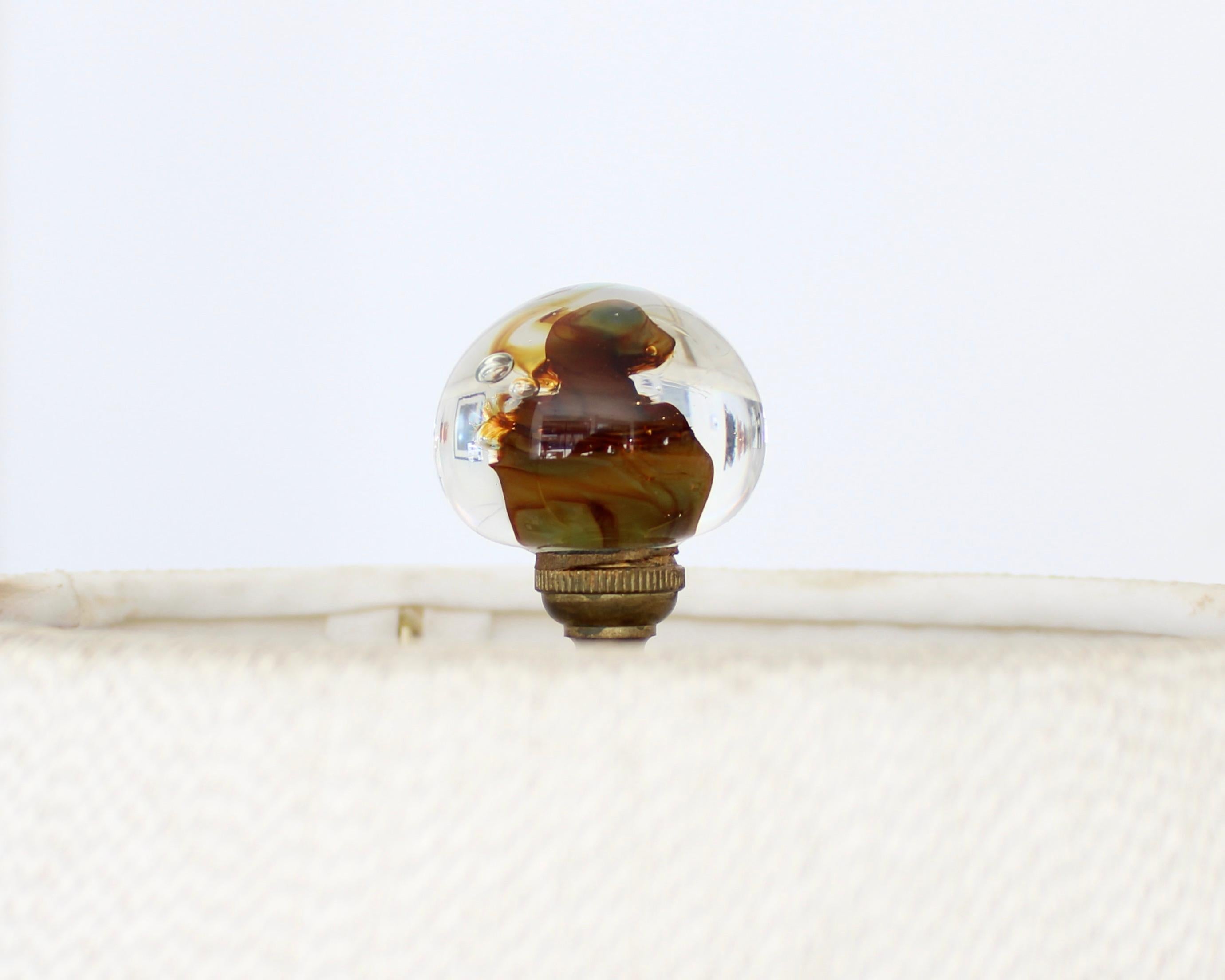 Lampada da terra francese con piede a treppiede di Jacques Adnet in pelle color crema e ottone in vendita 8