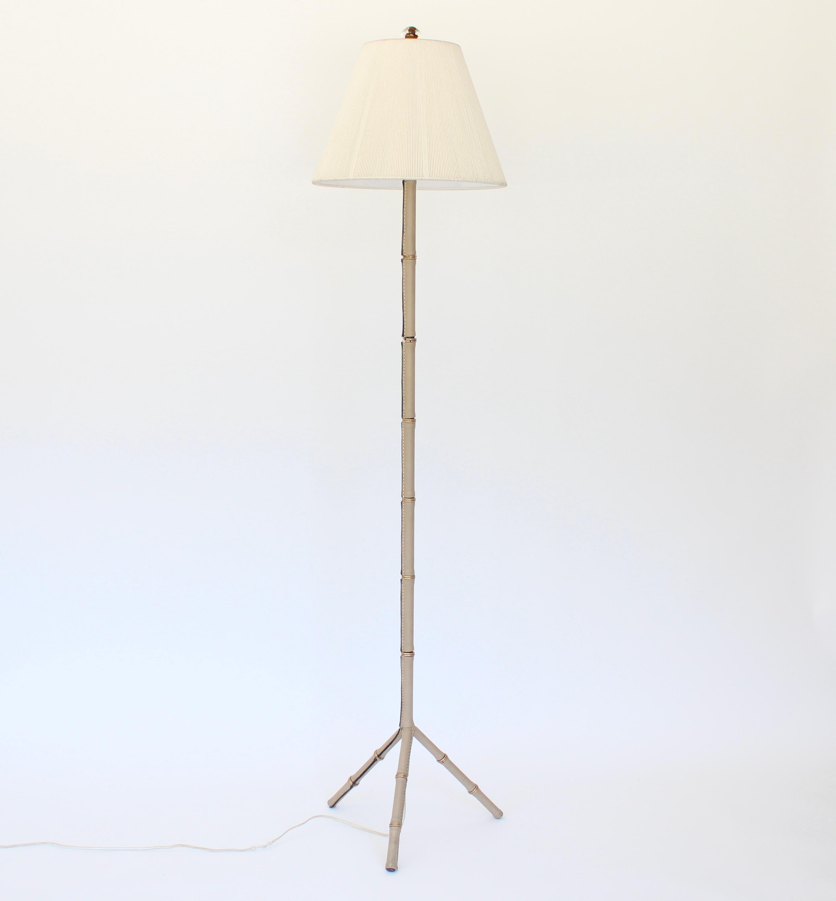 Mid-Century moderno Lampada da terra francese con piede a treppiede di Jacques Adnet in pelle color crema e ottone in vendita