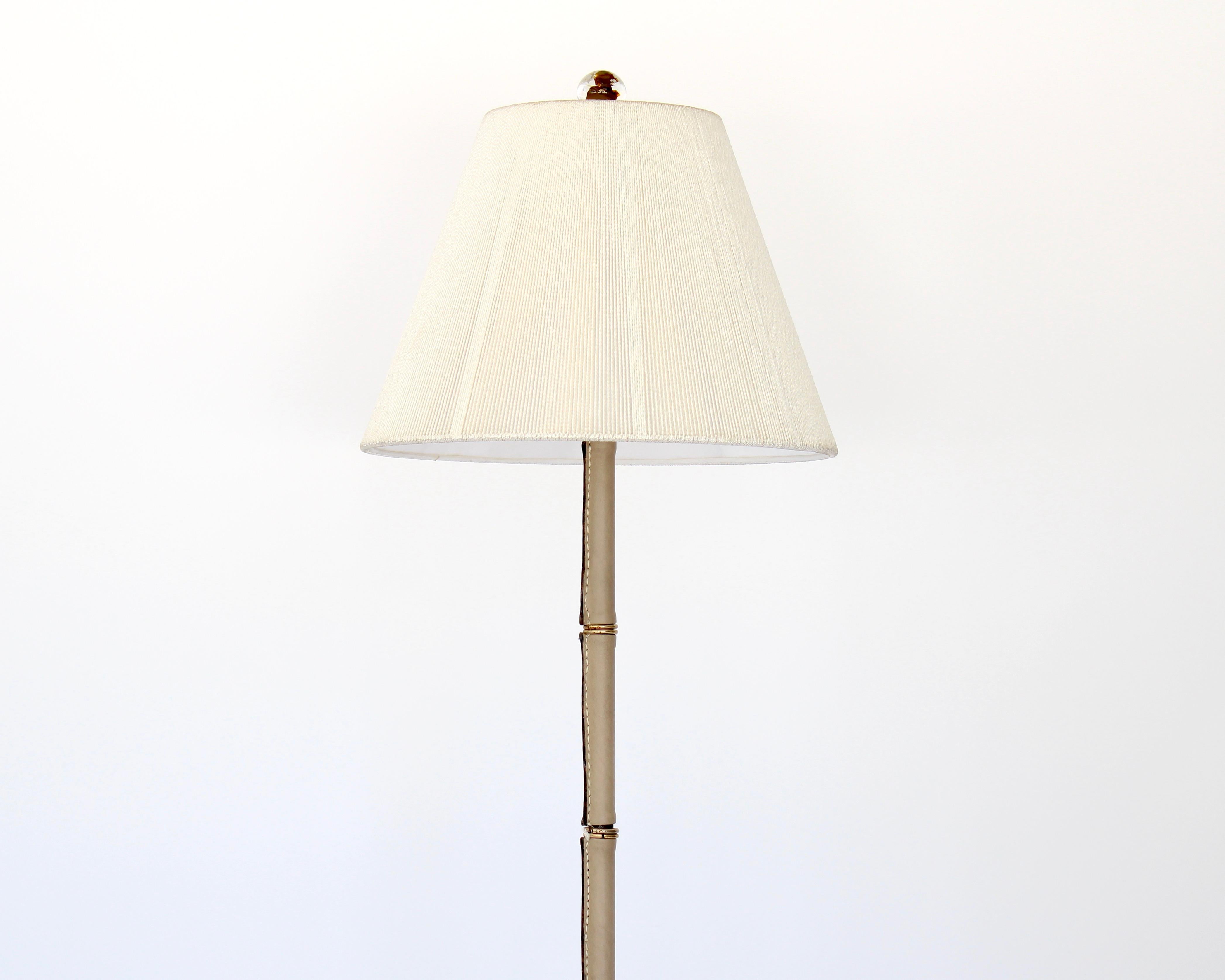 Lampada da terra francese con piede a treppiede di Jacques Adnet in pelle color crema e ottone In condizioni buone in vendita a Chicago, IL