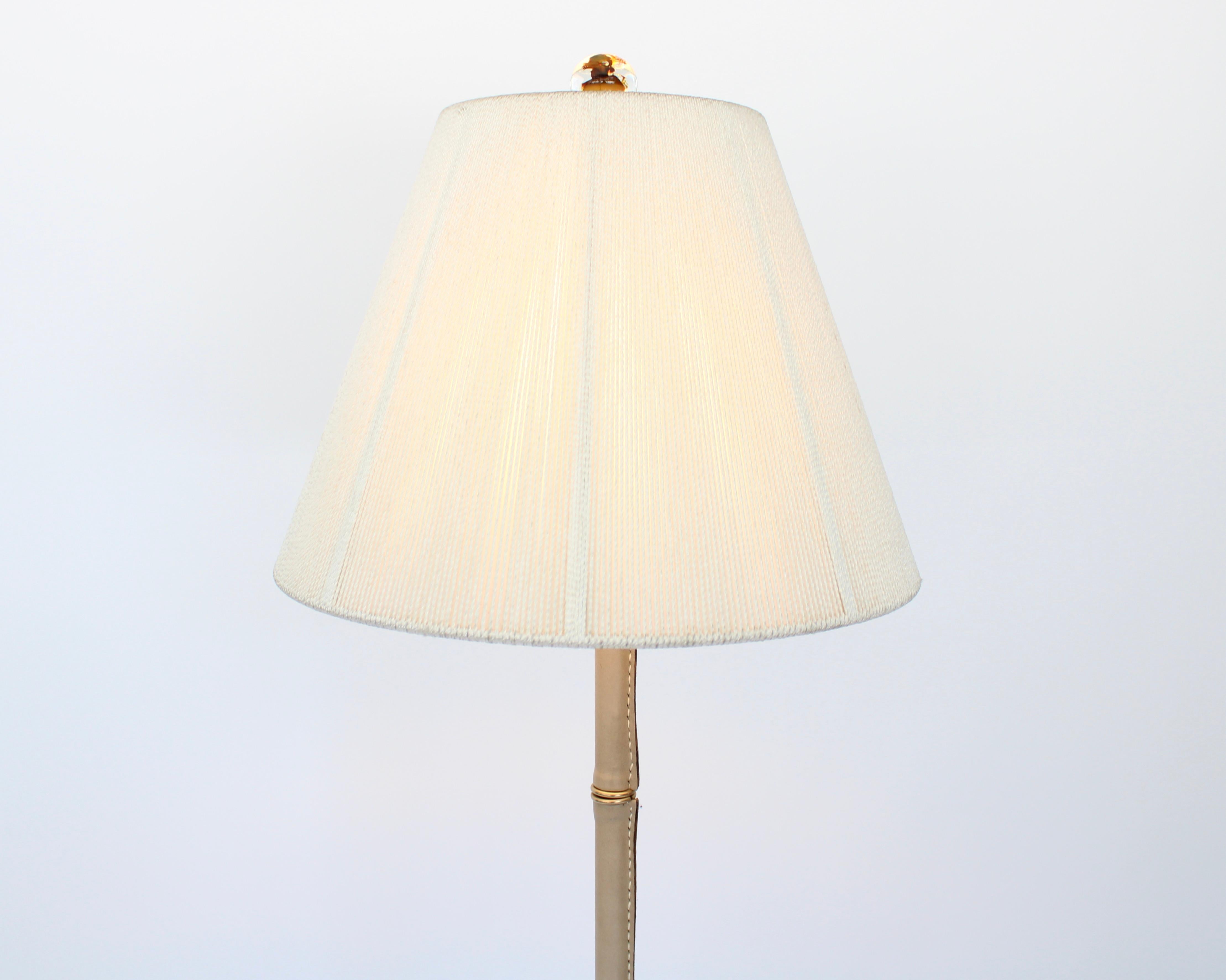 Metà XX secolo Lampada da terra francese con piede a treppiede di Jacques Adnet in pelle color crema e ottone in vendita