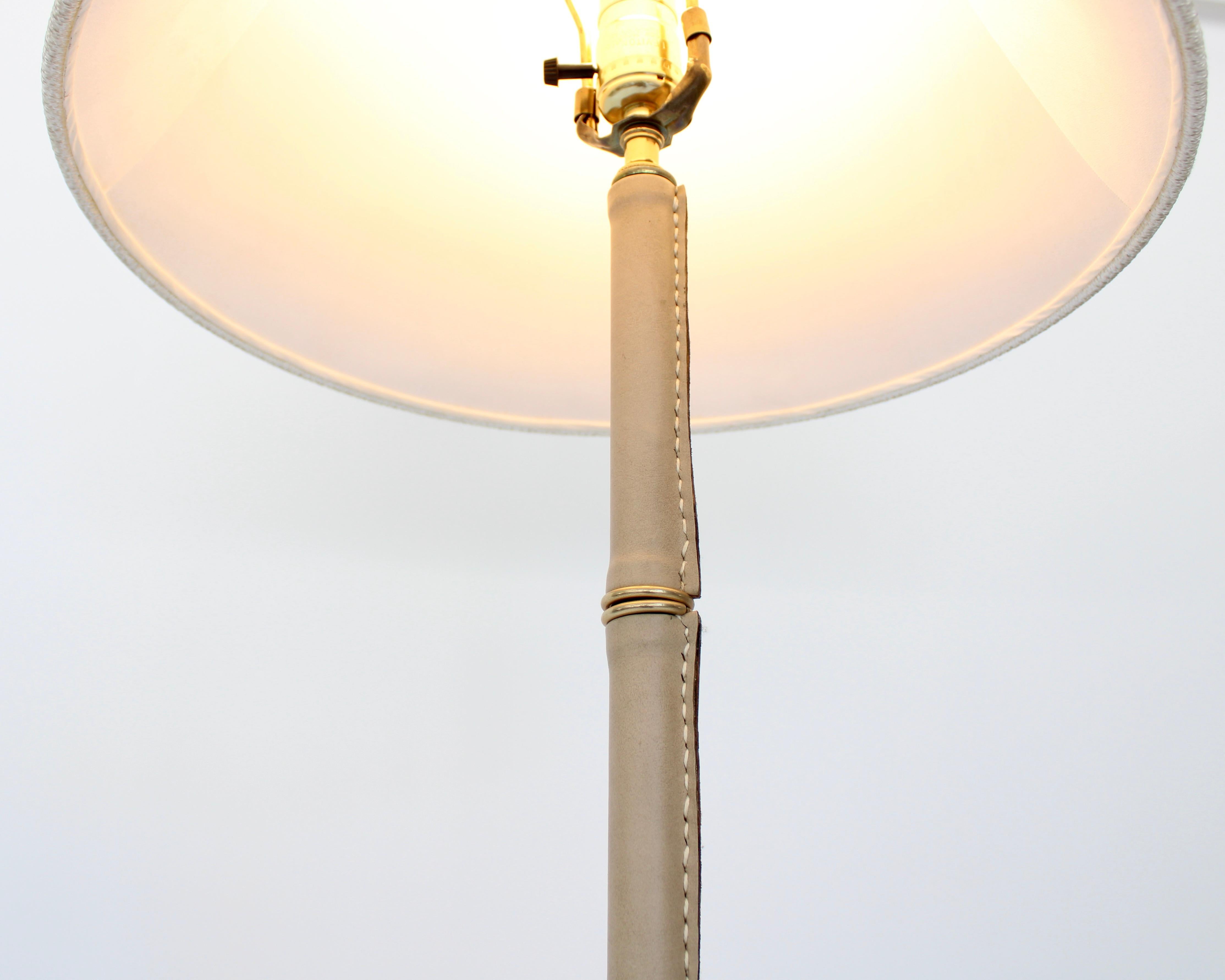 Ottone Lampada da terra francese con piede a treppiede di Jacques Adnet in pelle color crema e ottone in vendita