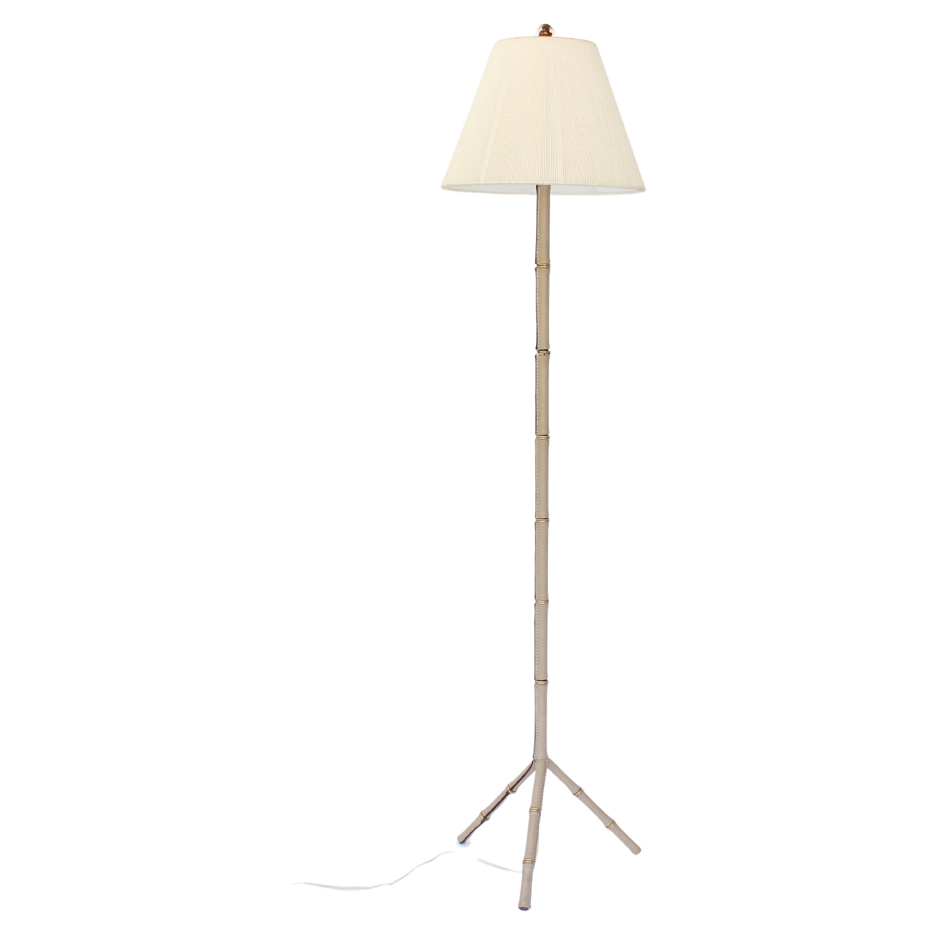 Lampada da terra francese con piede a treppiede di Jacques Adnet in pelle color crema e ottone