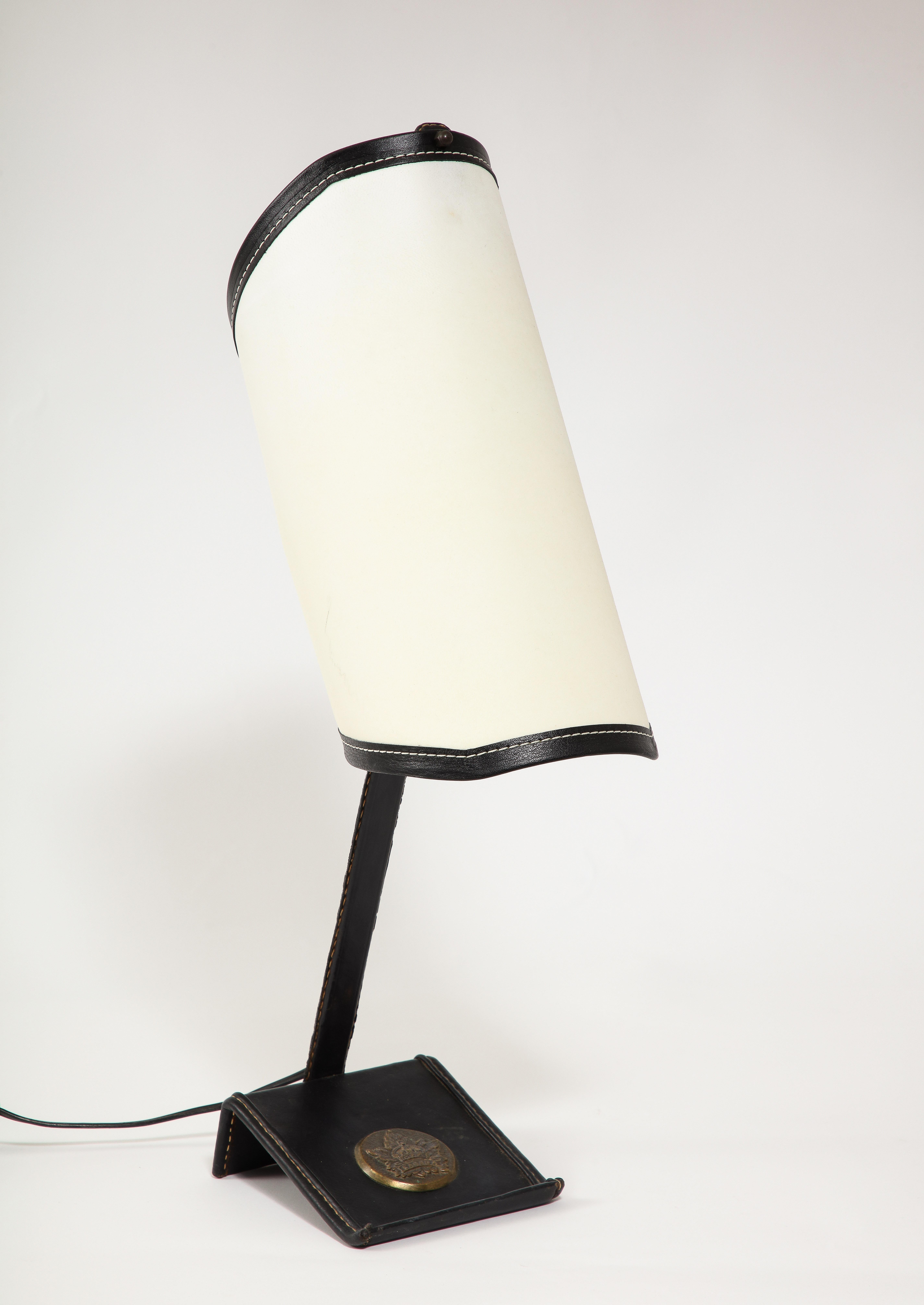 Lampe de bureau incurvée avec garniture en cuir noir, France, années 1950, Jacques Adnet en vente 5
