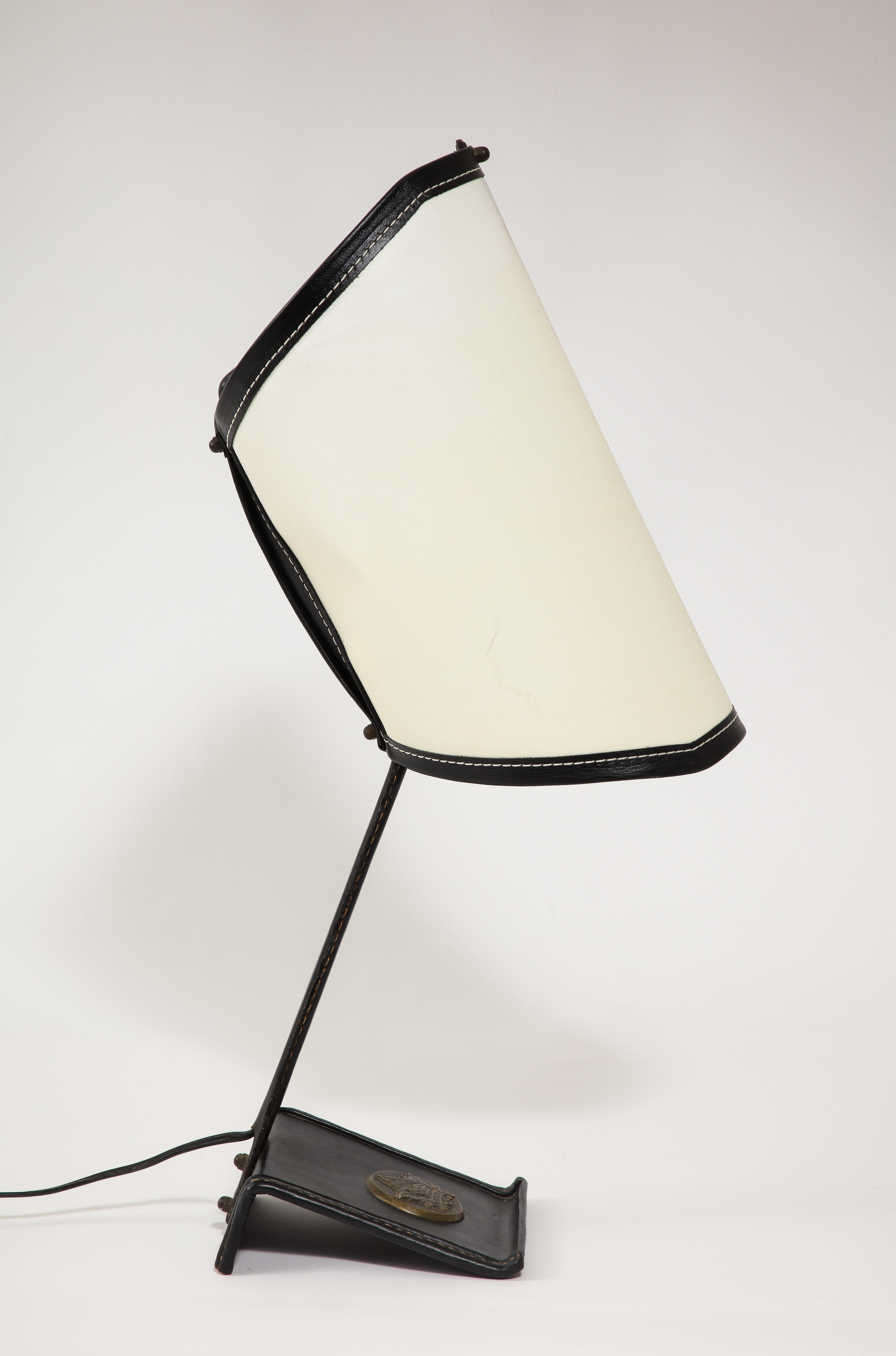 Lampe de bureau incurvée avec garniture en cuir noir, France, années 1950, Jacques Adnet en vente 6