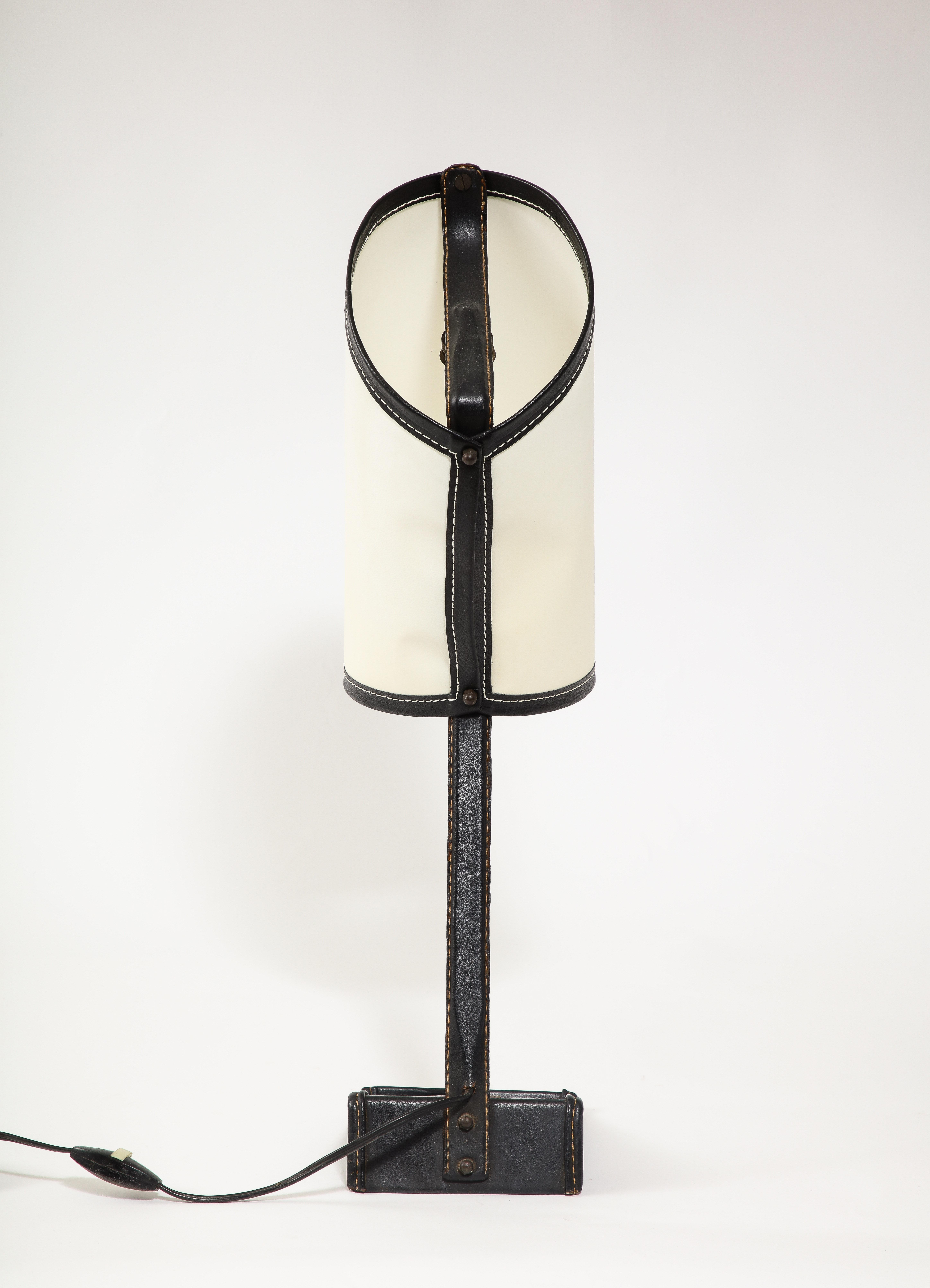Mid-Century Modern Lampe de bureau incurvée avec garniture en cuir noir, France, années 1950, Jacques Adnet en vente