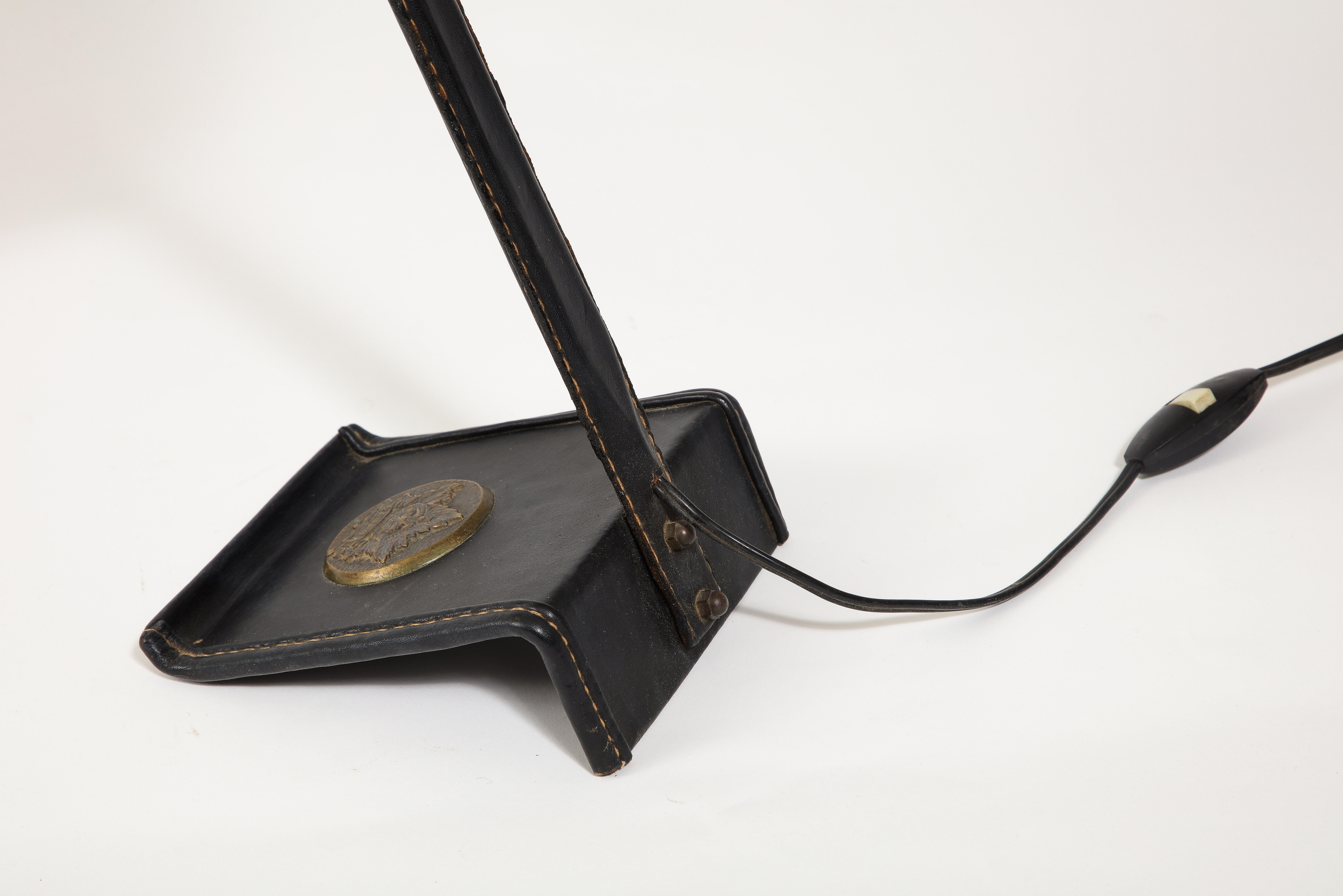 20ième siècle Lampe de bureau incurvée avec garniture en cuir noir, France, années 1950, Jacques Adnet en vente