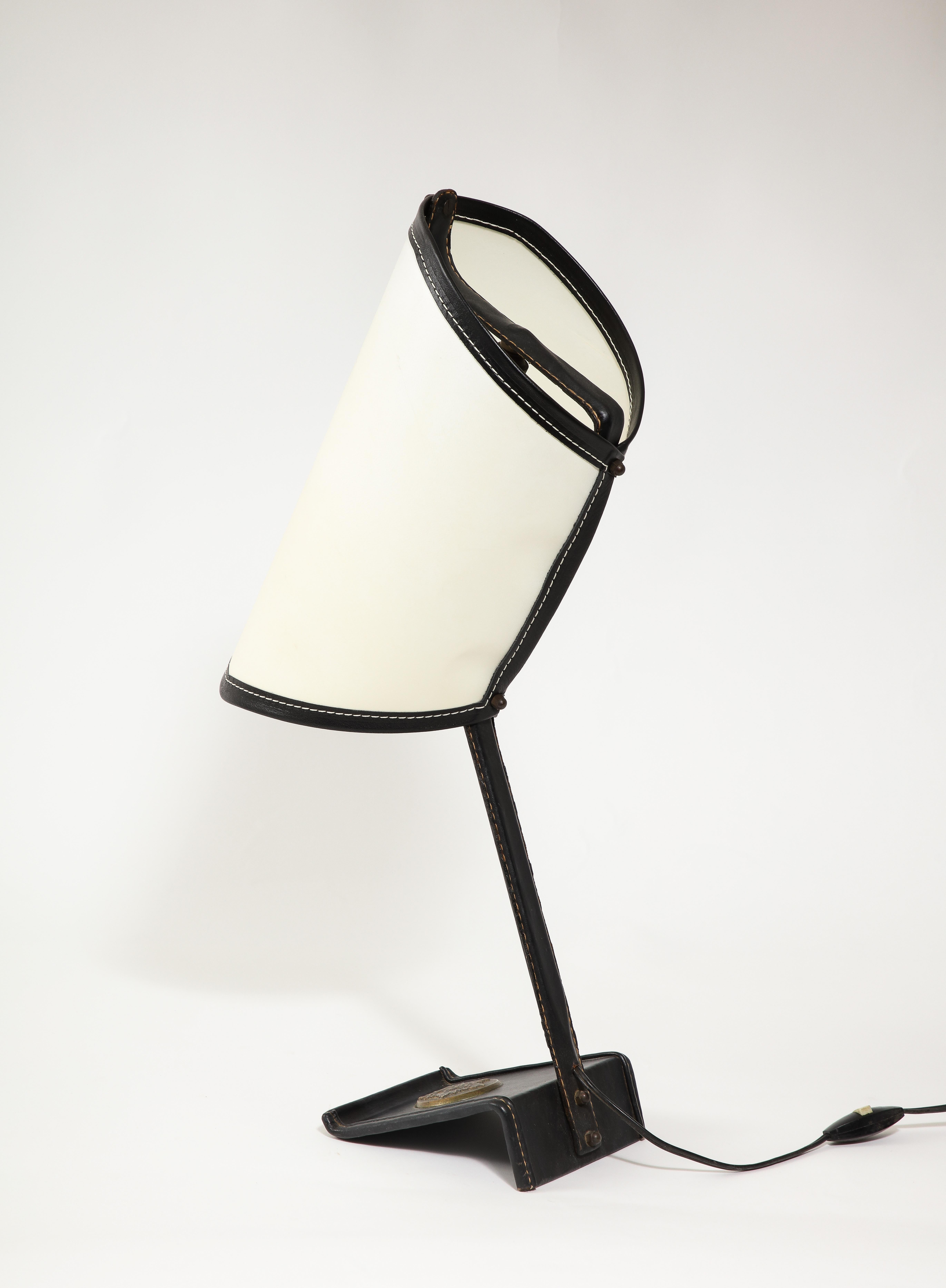 Laiton Lampe de bureau incurvée avec garniture en cuir noir, France, années 1950, Jacques Adnet en vente