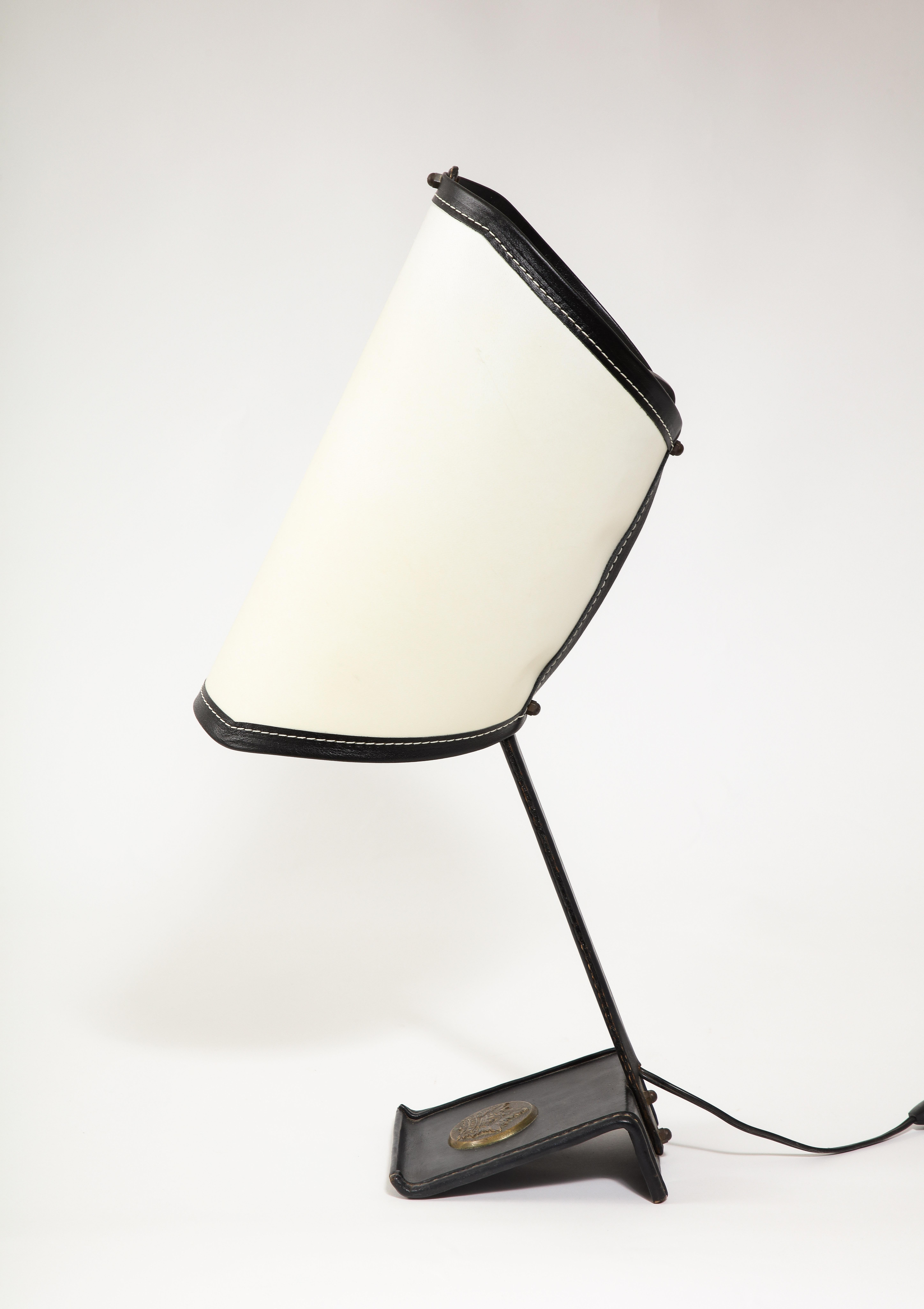 Lampe de bureau incurvée avec garniture en cuir noir, France, années 1950, Jacques Adnet en vente 1