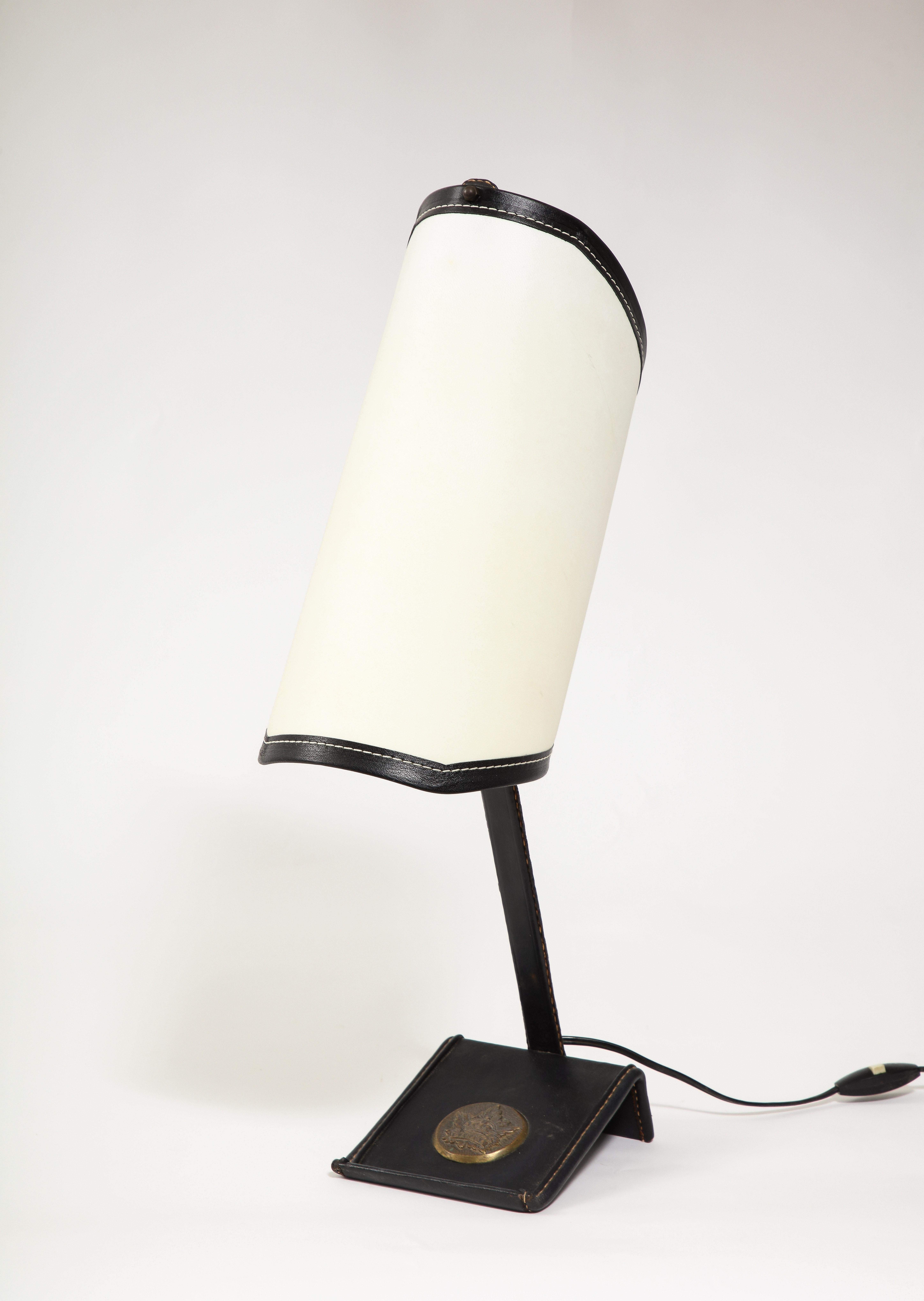Lampe de bureau incurvée avec garniture en cuir noir, France, années 1950, Jacques Adnet en vente 2