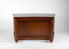 Jacques Adnet, Escritorio curvo de cuero y caoba con detalles de bronce, Francia, 1955