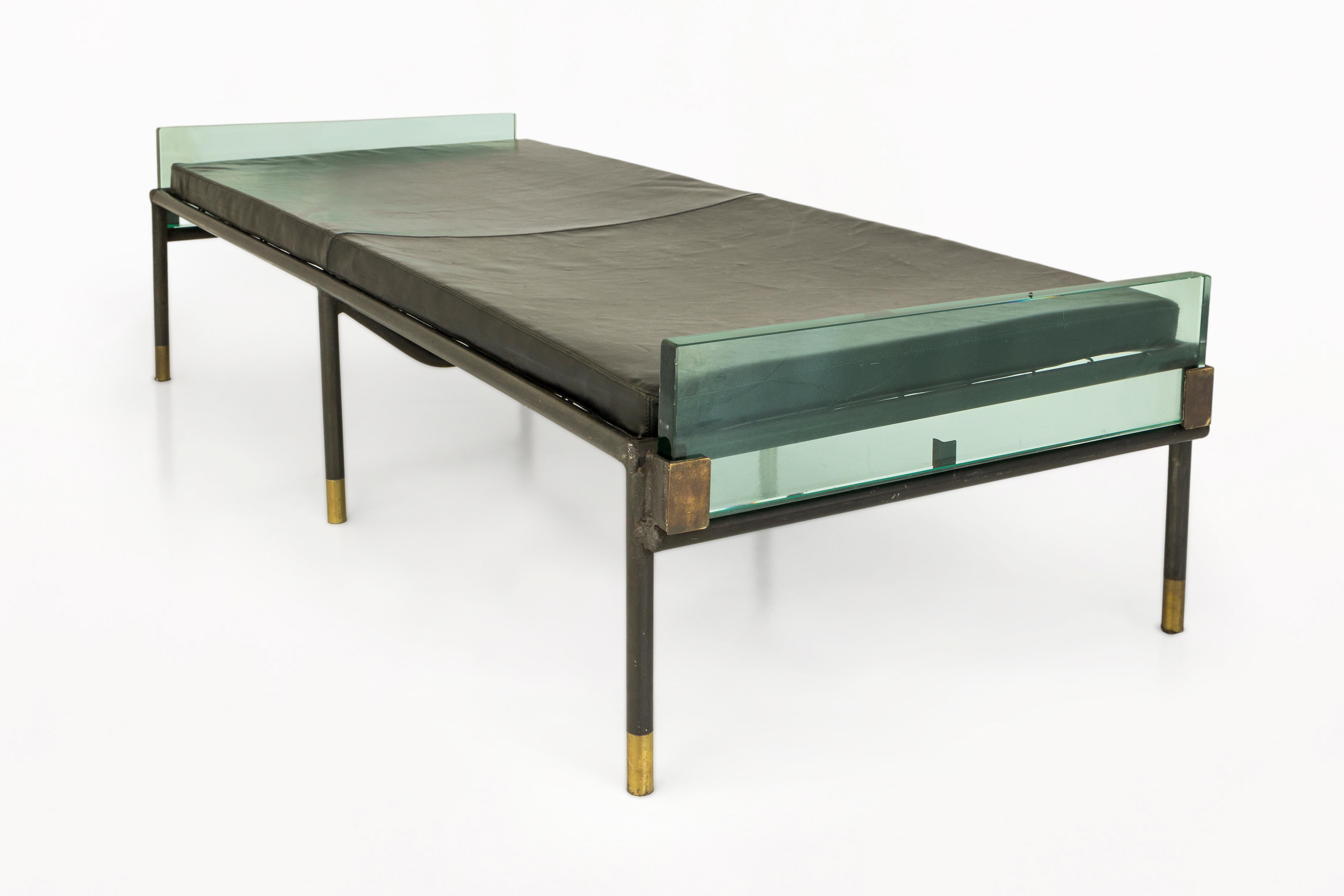 DESCRIPCIÓN: Jacques Adnet Cama de día, con Saint Gobain, Hacia 1950, Francia 
Raro.
Base lacada en negro con detalles dorados y laterales de cristal Saint Gobain.
Piel original
Pieza muy decorativa realizada con cuero, acero y cristal.  
ESTADO: