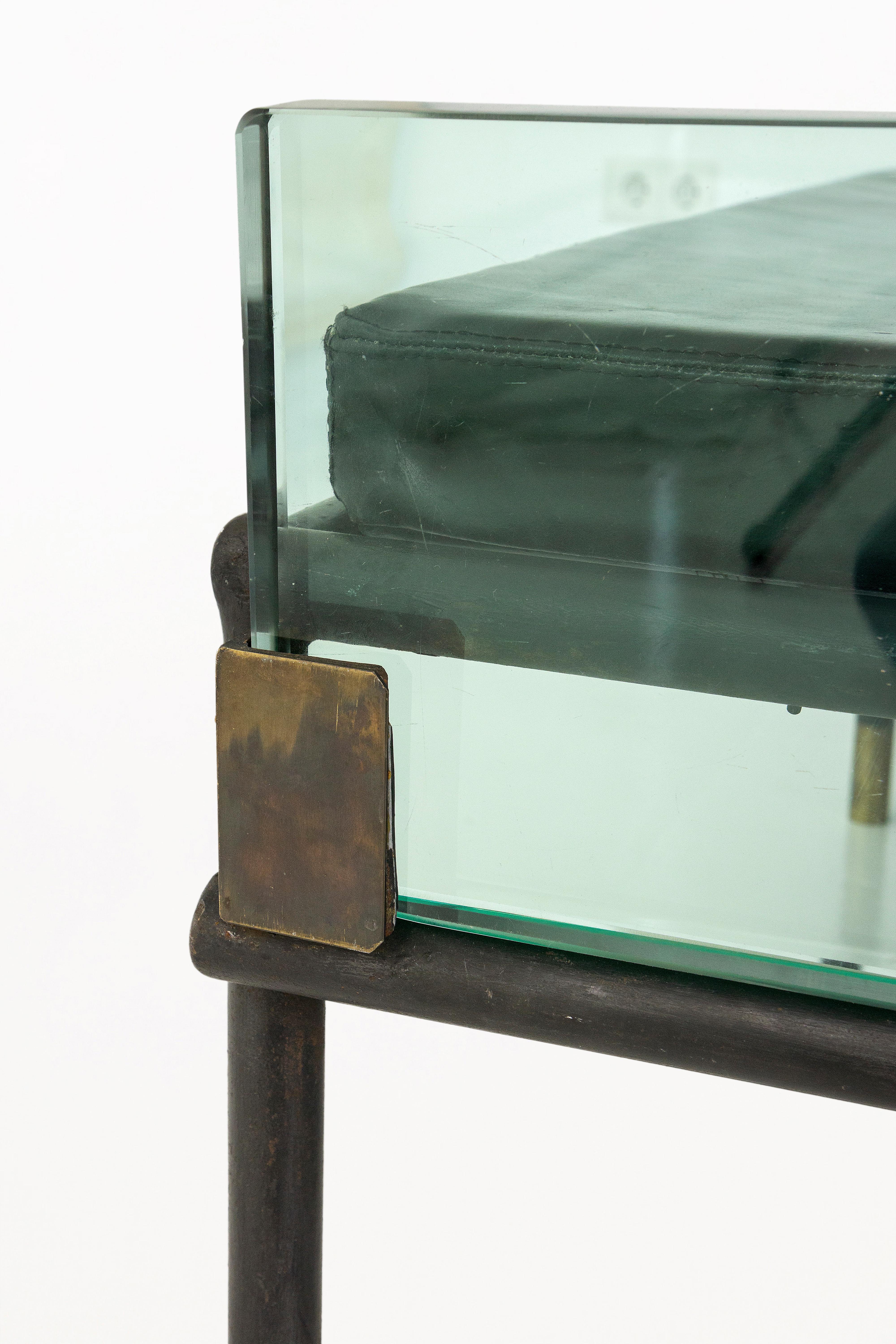 Cama de día Jacques Adnet, con Saint Gobain, circa 1950, Francia siglo XX en venta