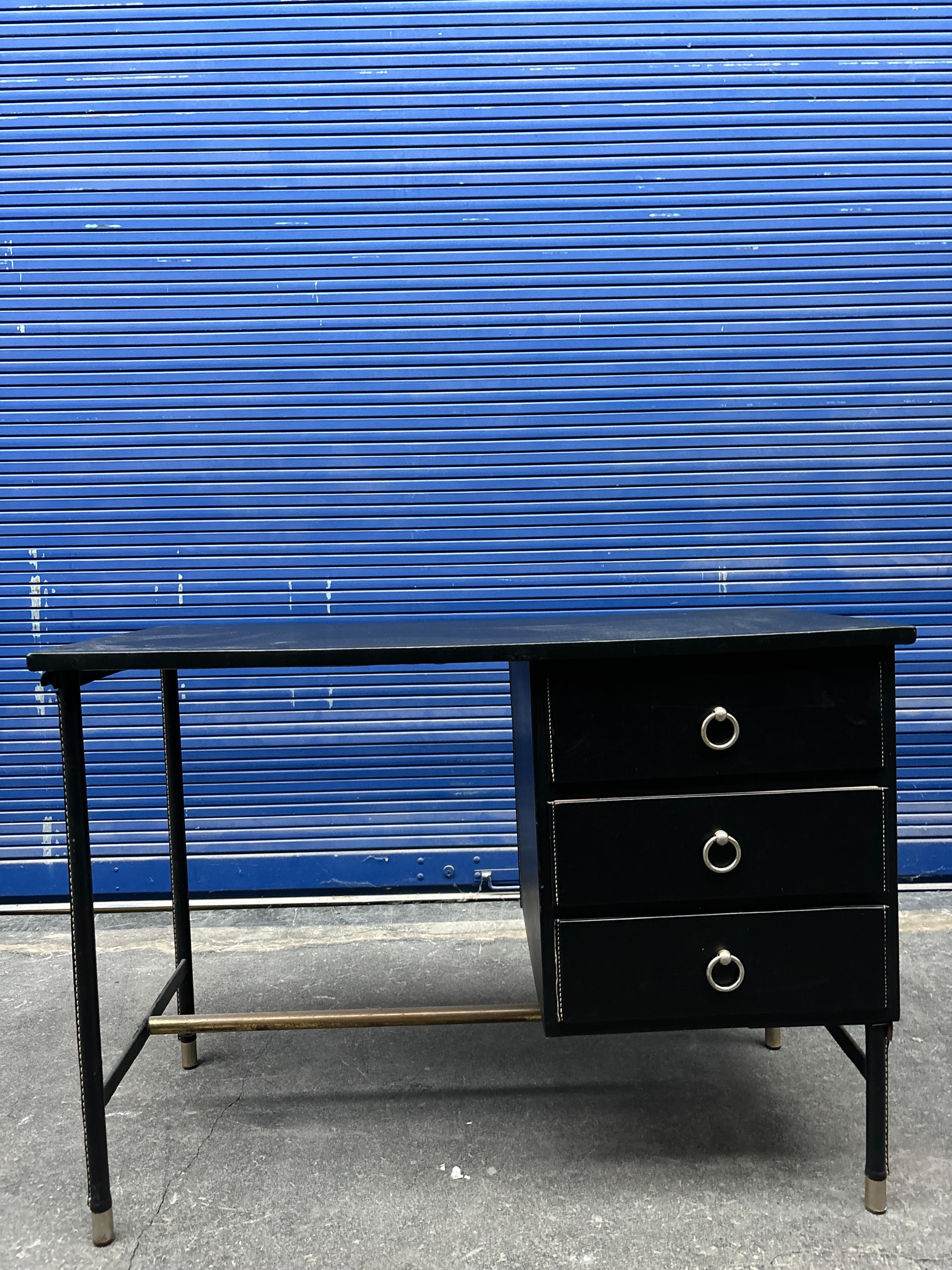 Francese Scrivania Jacques Adnet in pelle in vendita