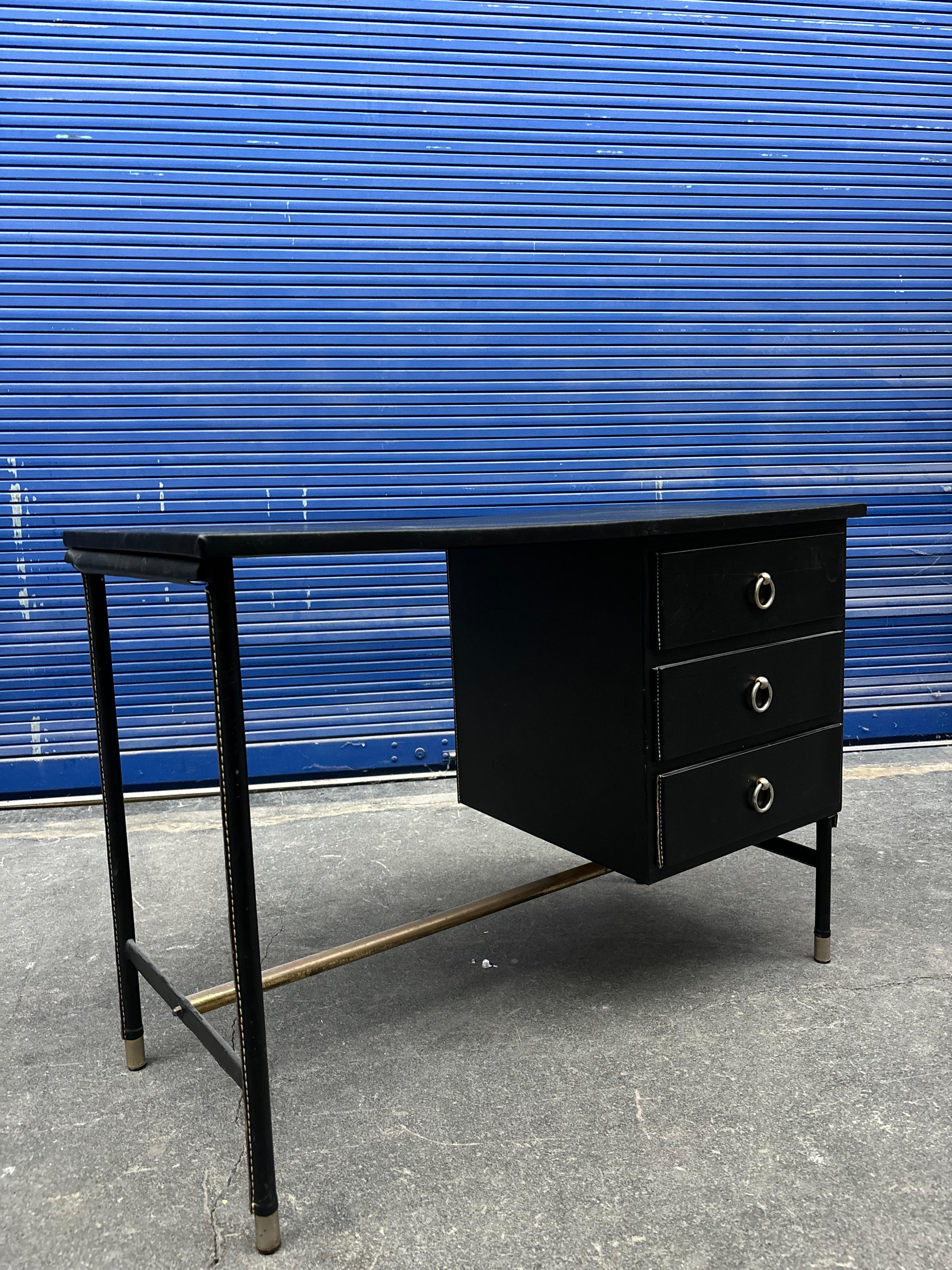 Metà XX secolo Scrivania Jacques Adnet in pelle in vendita