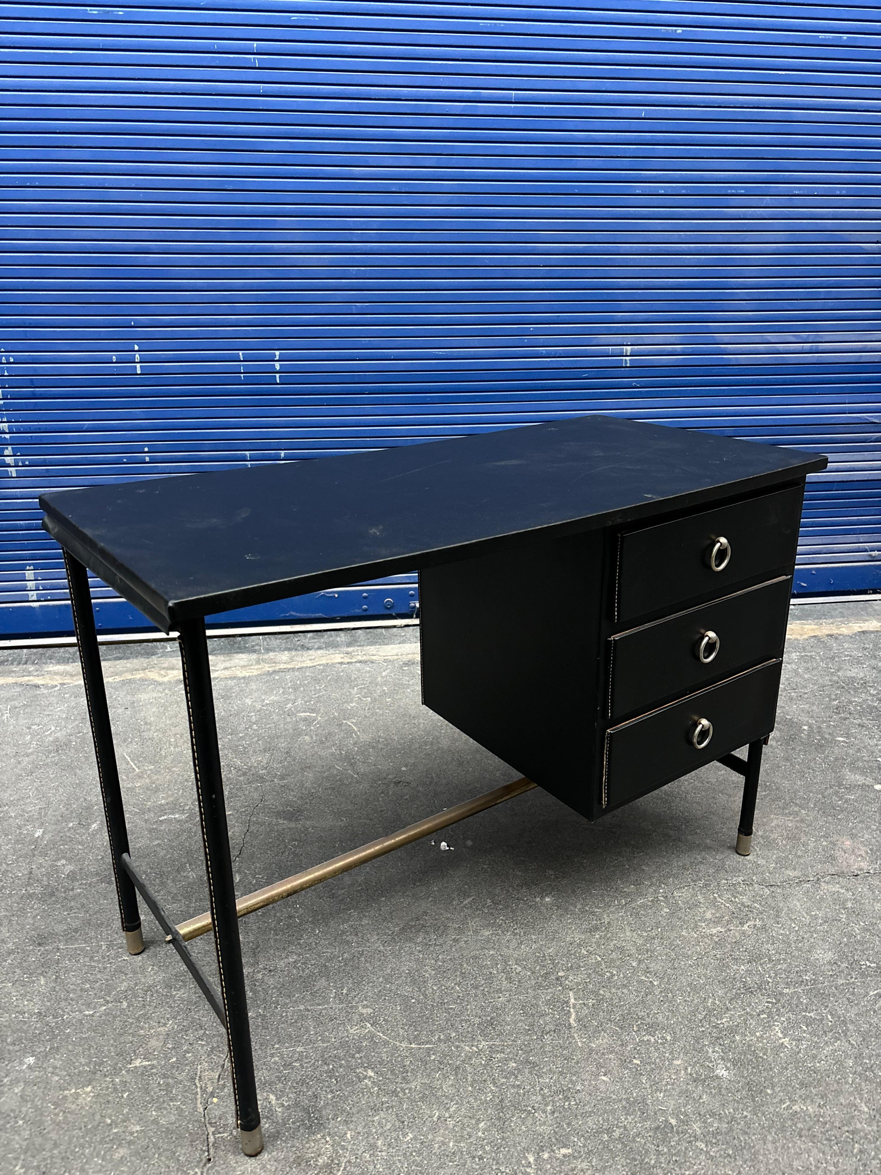 Ottone Scrivania Jacques Adnet in pelle in vendita