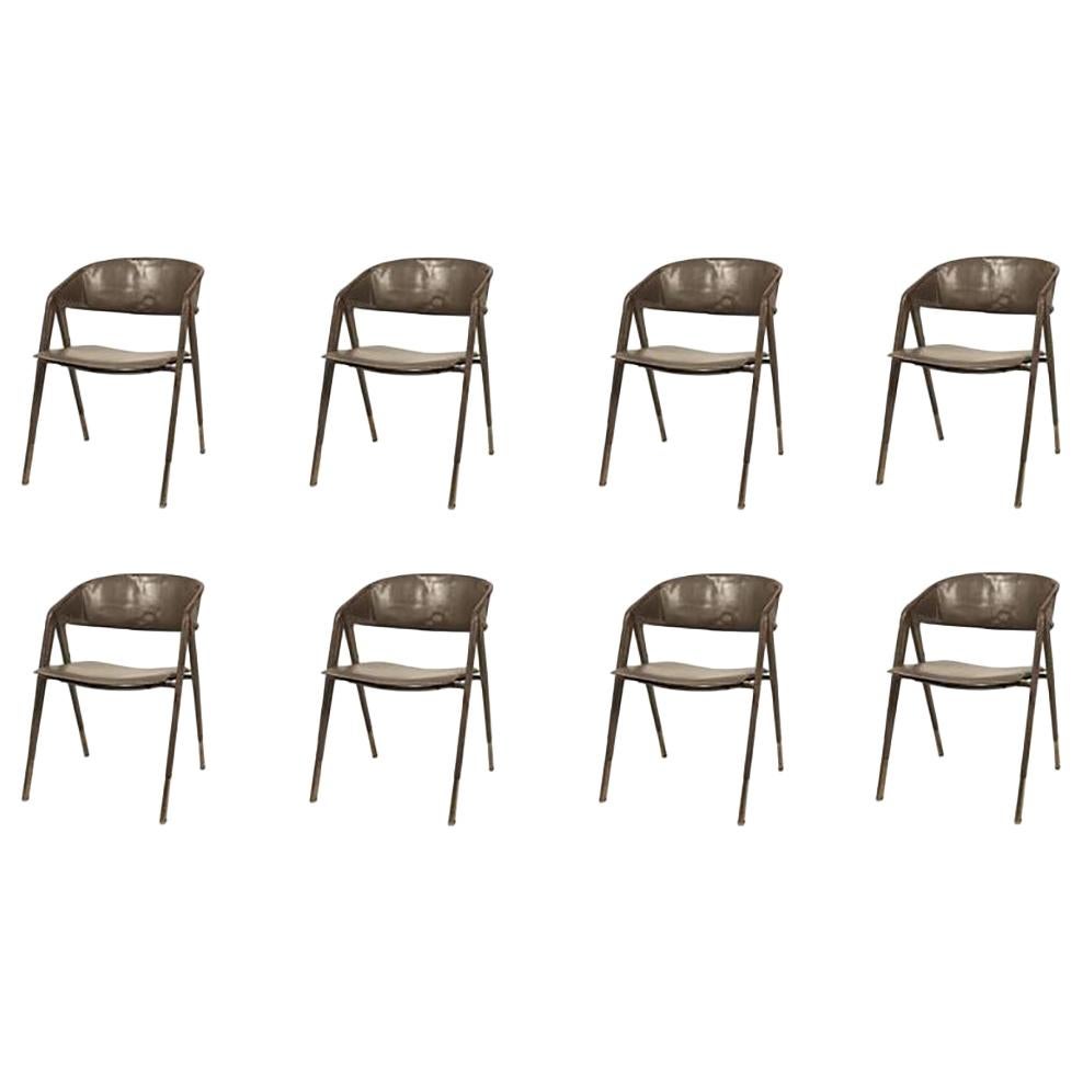 Ensemble de huit fauteuils en cuir cousus à la main avec sabots plaqués laiton. Conçu pour le siège de l'A.I.N.S.C.A. à Paris ; 1958. Chaque chaise est numérotée individuellement sur une étiquette en aluminium gaufré portant la mention 