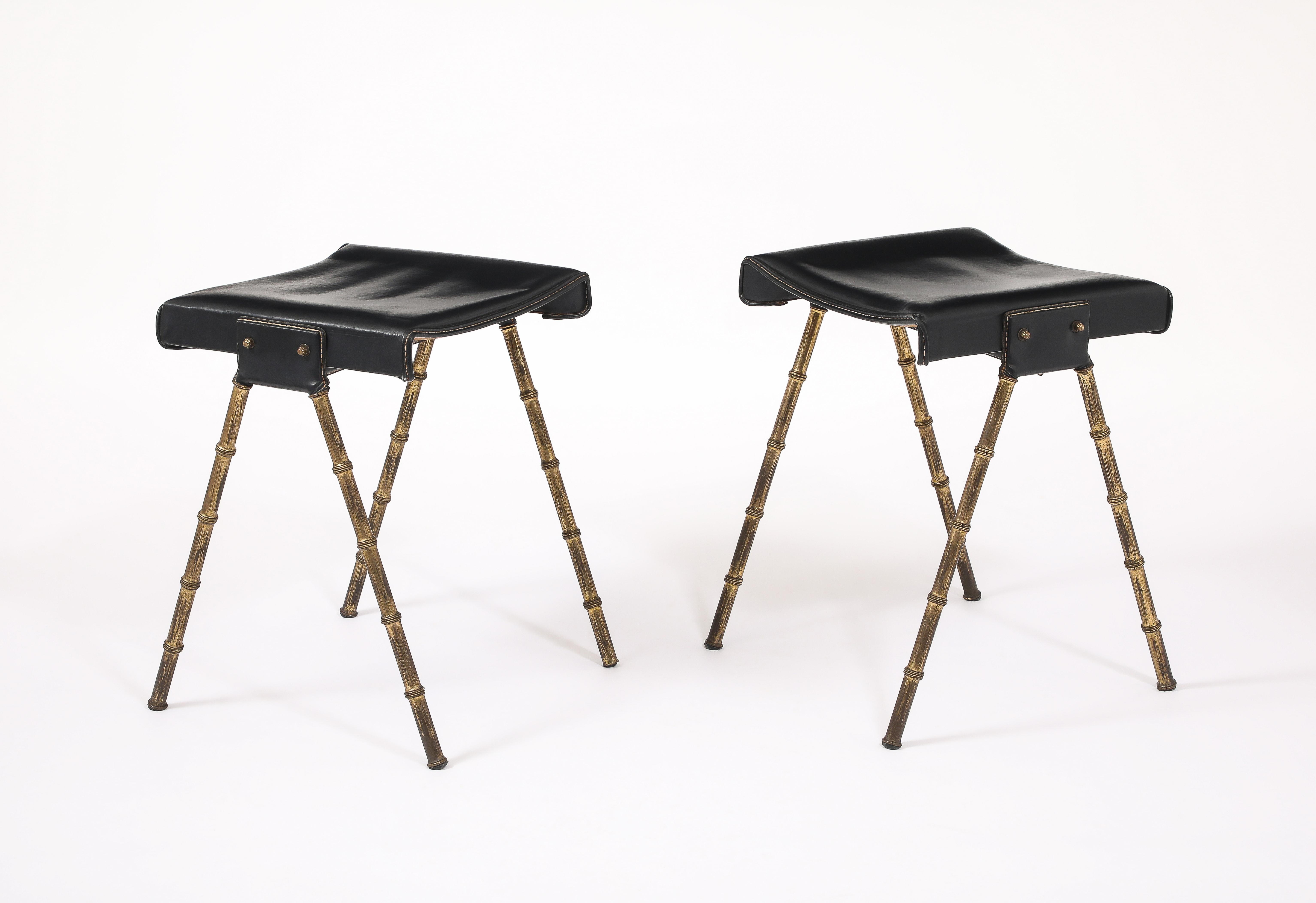 Sgabelli classici con dettagli in bambù in finto ottone, pelle originale con cuciture bianche.