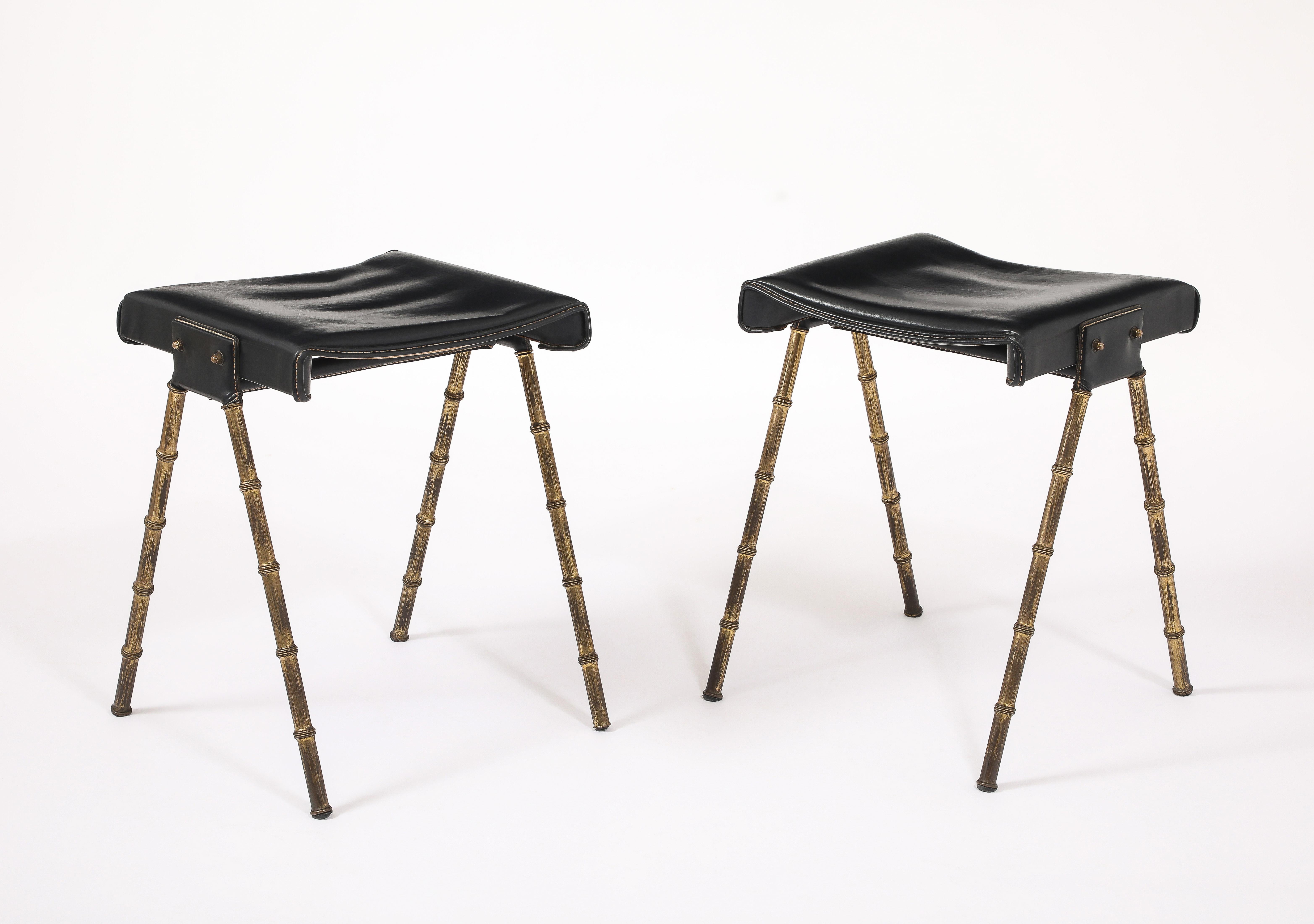 Mid-Century moderno Sgabelli in finto bambù e pelle Jacques Adnet, Francia, anni '50 in vendita