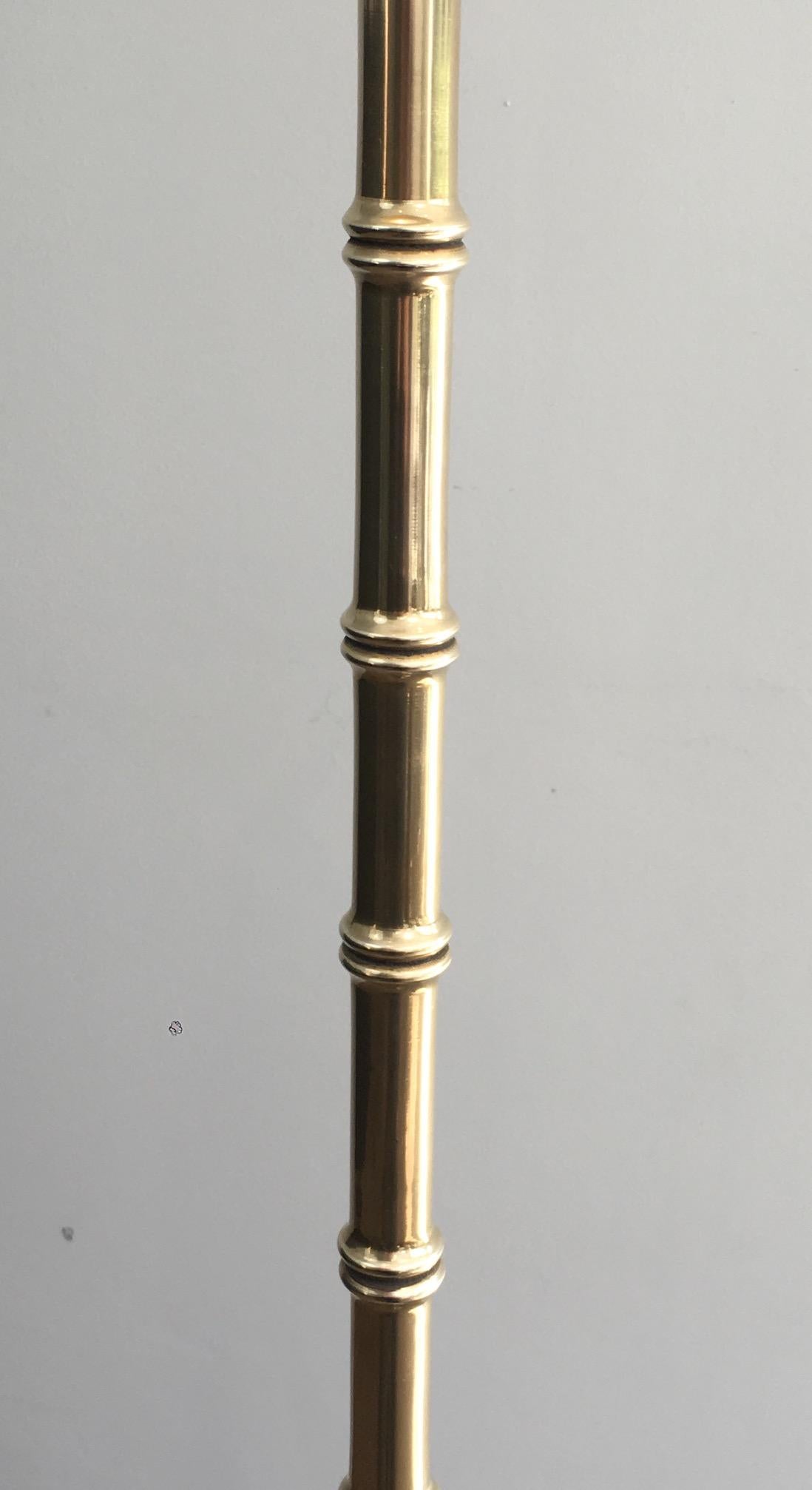 Metà XX secolo Lampada da terra in finto bambù e ottone di Jacques Adnet, Francia, circa 1940 in vendita