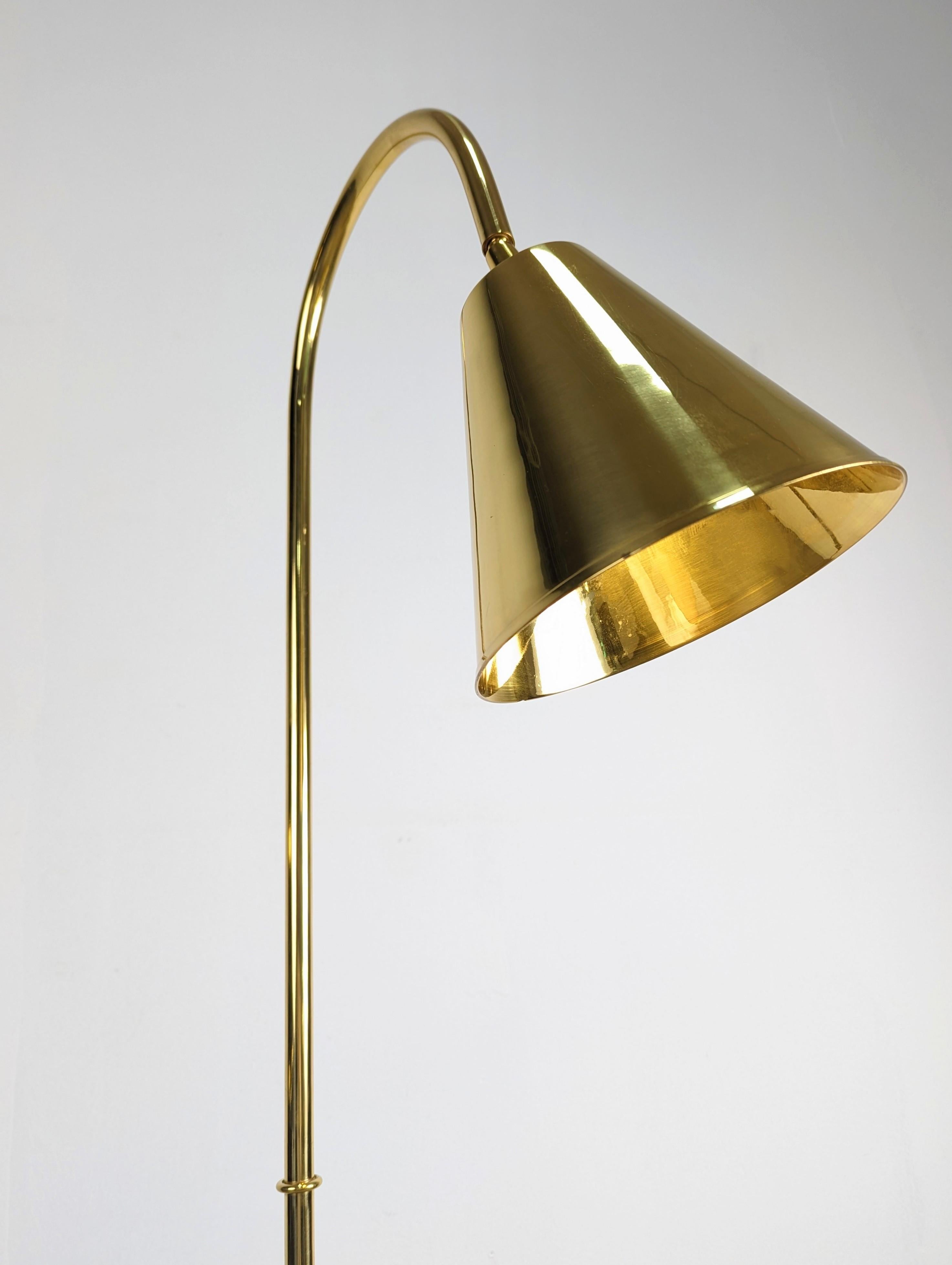 Fantastique lampadaire dessiné par le grand architecte et designer français Jacques Adnet réalisé en laiton par la prestigieuse maison Valentí au milieu du siècle dernier.