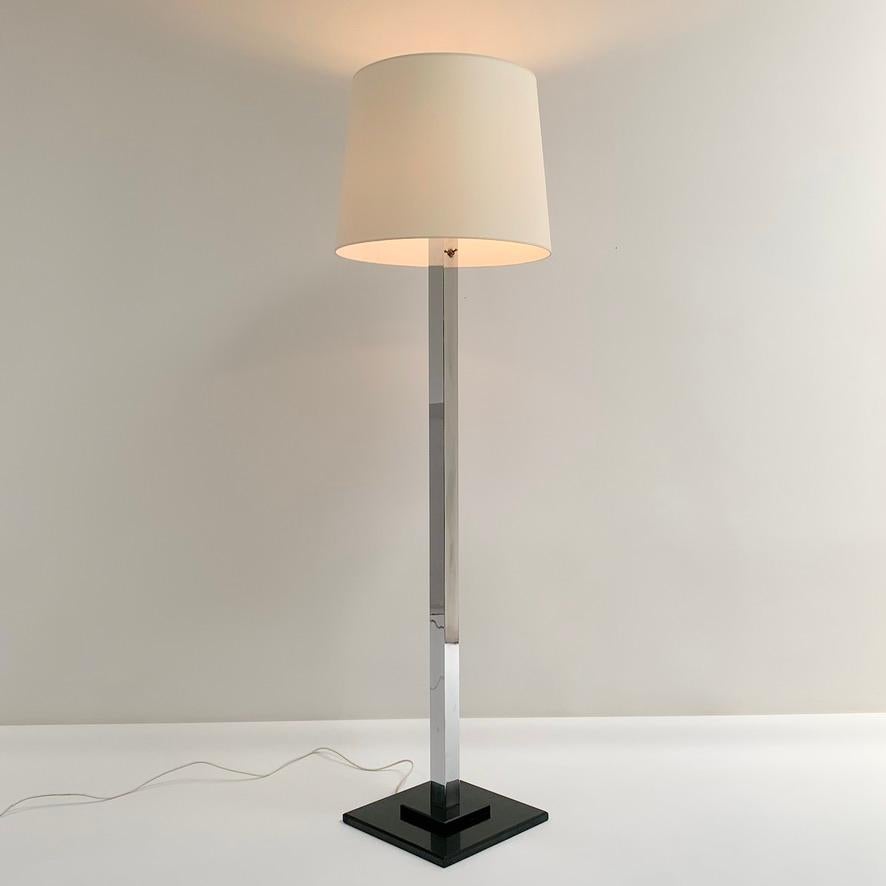 Lámpara de pie modernista Jacques Adnet para La compagnie des Arts Francais, hacia 1935, Francia.
Metal cromado, base de mármol negro, nueva pantalla de tela marfil.
3 bombillas.
Dimensiones: altura total: 173 cm, diámetro de la pantalla: 42 cm,