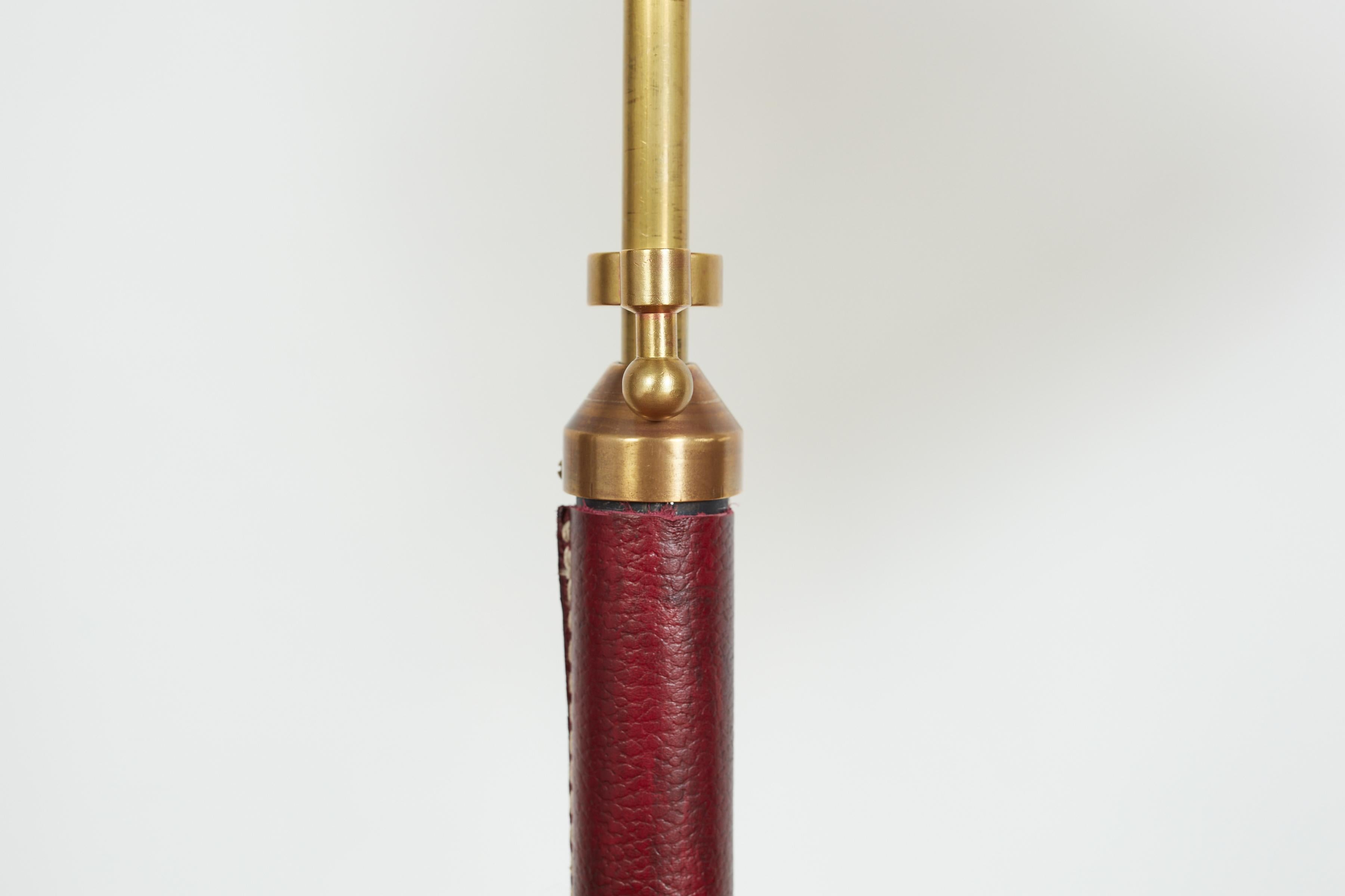 Jacques Adnet Stehlampe aus burgunderrotem Leder im Angebot 9