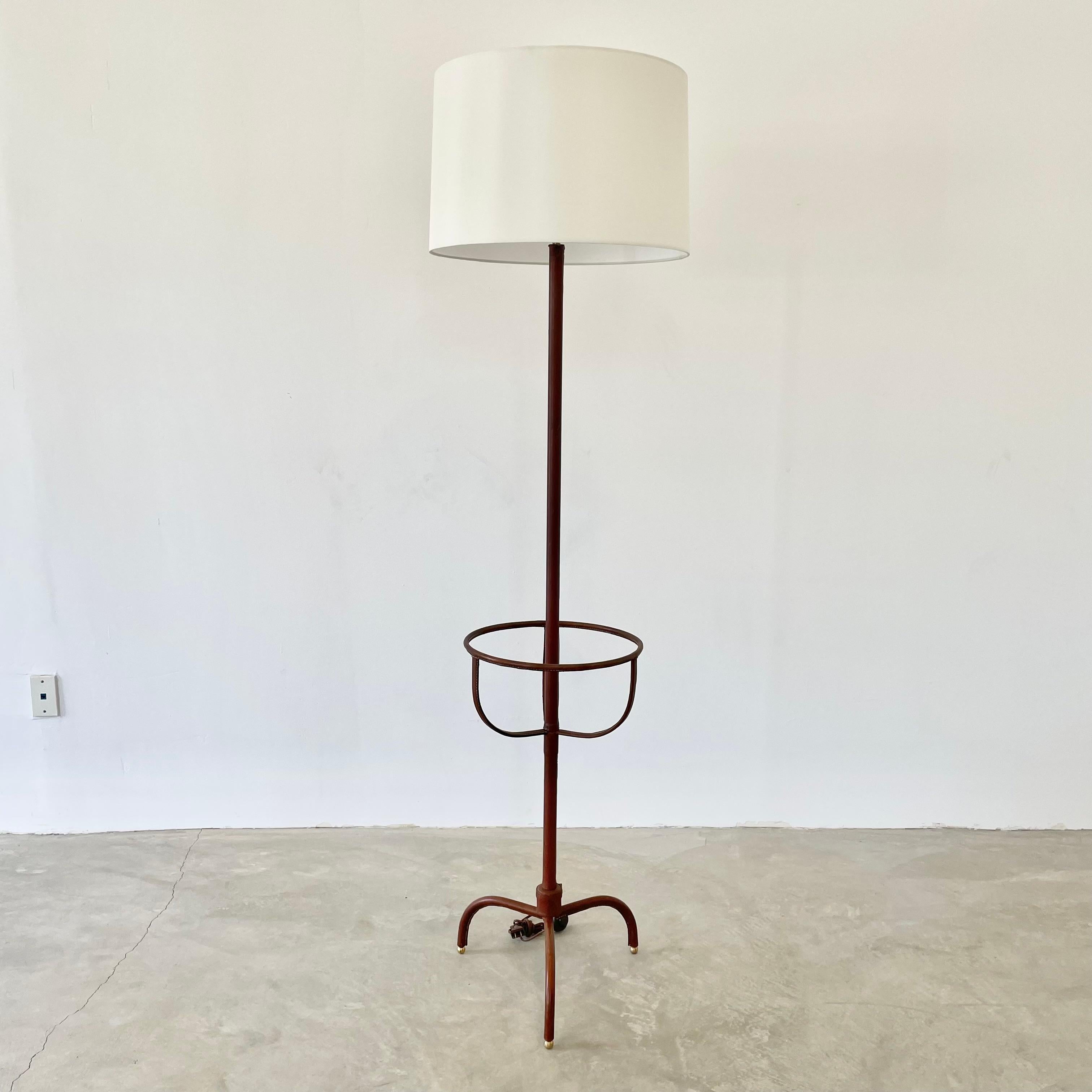 Mid-Century moderno Lampada da terra in cuoio di Jacques Adnet, Francia, anni '50 in vendita