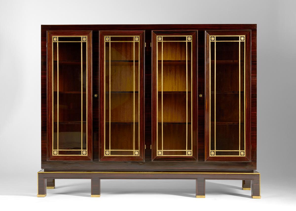 Avec une carrière couvrant de nombreux mouvements esthétiques formateurs du 20e siècle, Design/One est une figure distinctive dans l'histoire du design. Il s'est efforcé de créer de belles pièces, qui soient néanmoins adaptées à la vie quotidienne.