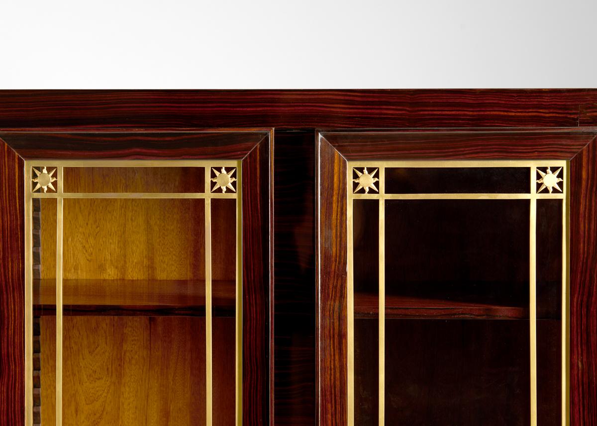 Art déco Bibliothèque à quatre portes en macassar et verre de Jacques Adnet, France, vers 1945 en vente