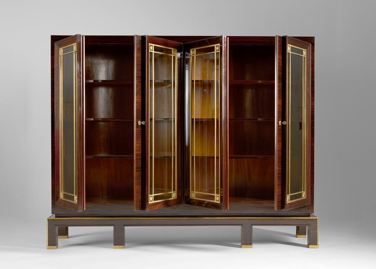 Milieu du XXe siècle Bibliothèque à quatre portes en macassar et verre de Jacques Adnet, France, vers 1945 en vente