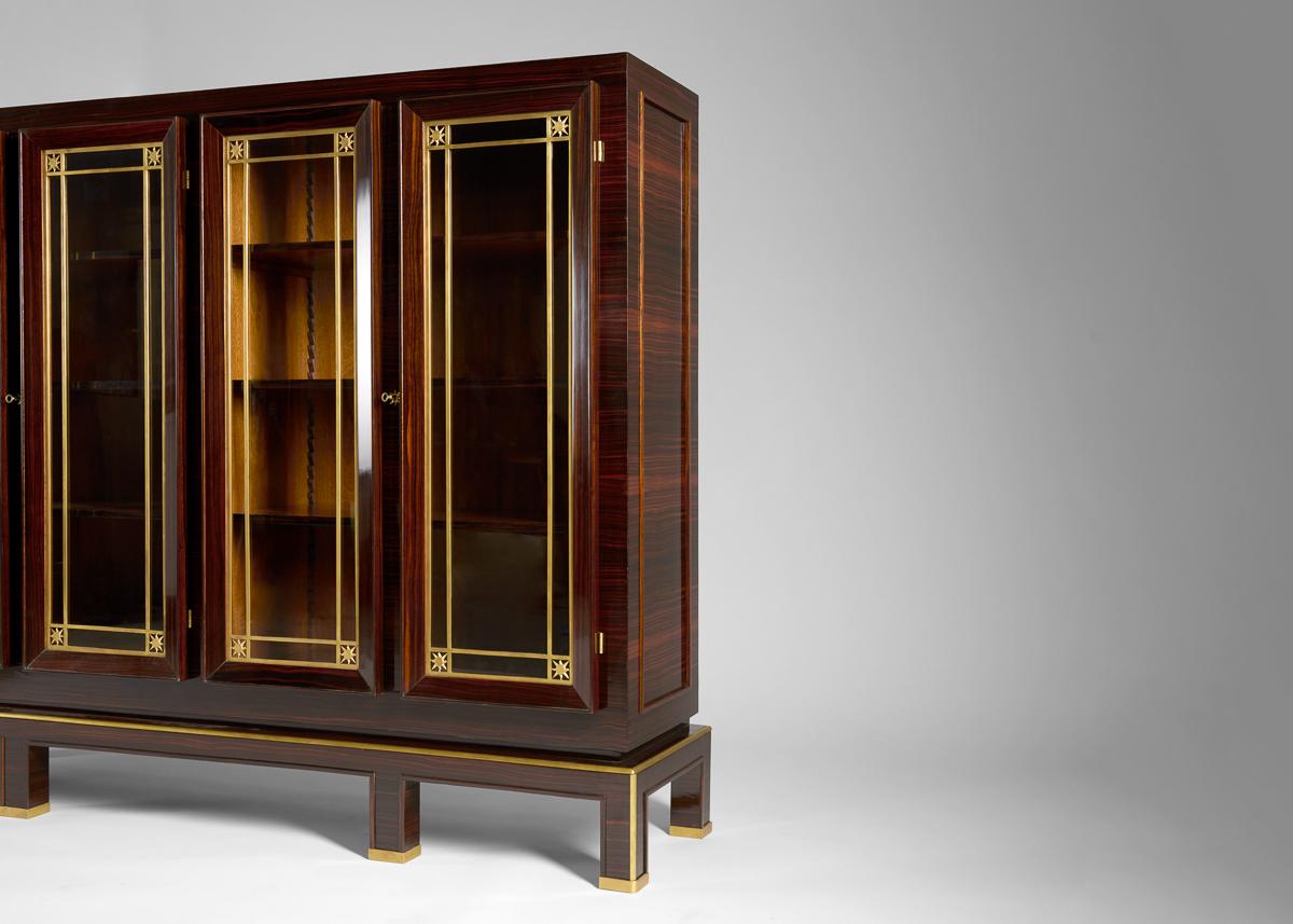 Laiton Bibliothèque à quatre portes en macassar et verre de Jacques Adnet, France, vers 1945 en vente