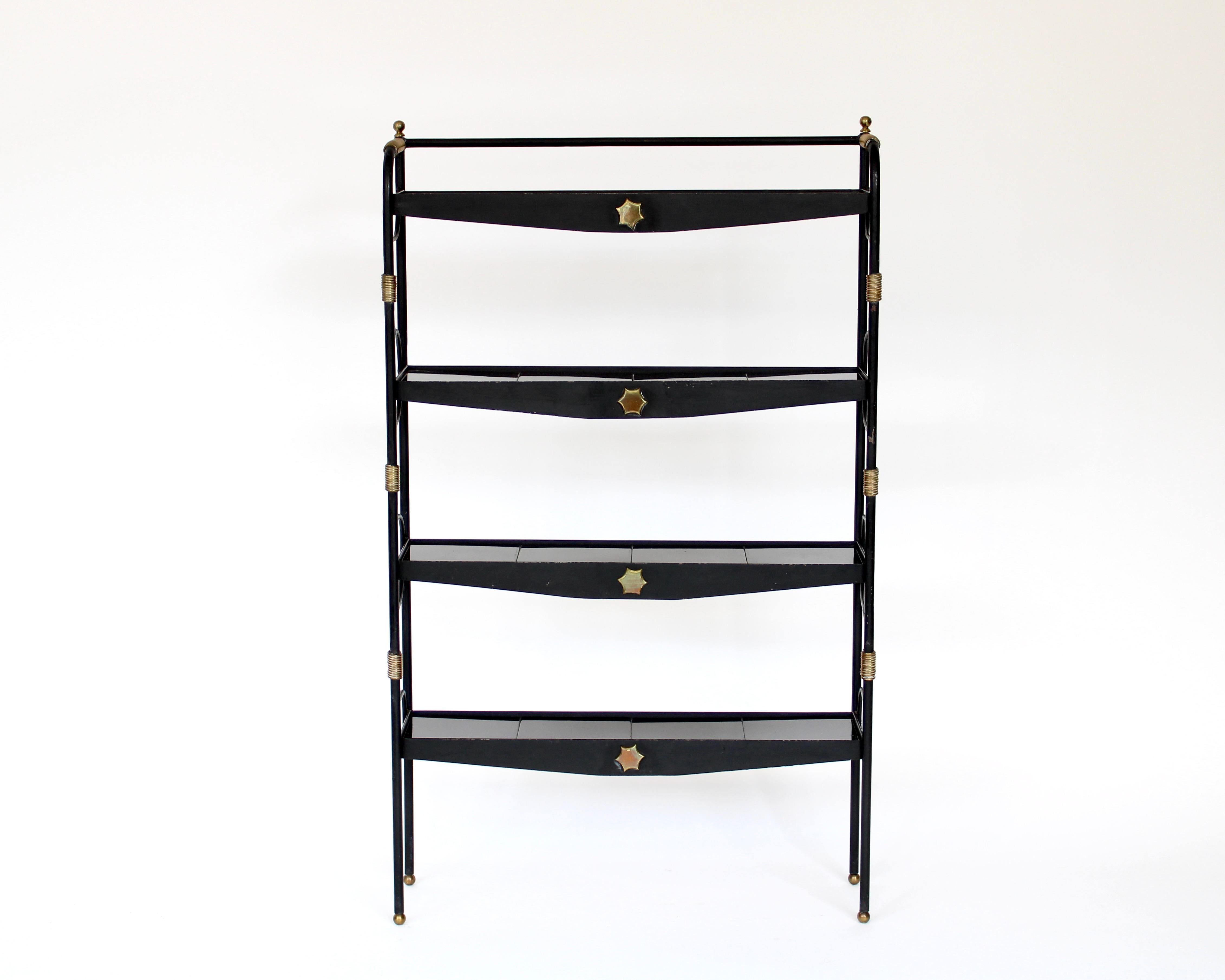 Jacques Adnet è un'etagere francese in metallo e ottone, una libreria aperta o uno scaffale da esposizione con quattro ripiani. Il metallo finto è laccato nero con stelle Adnet in ottone e dettagli laterali curvi con abbellimenti in ottone.
Ogni