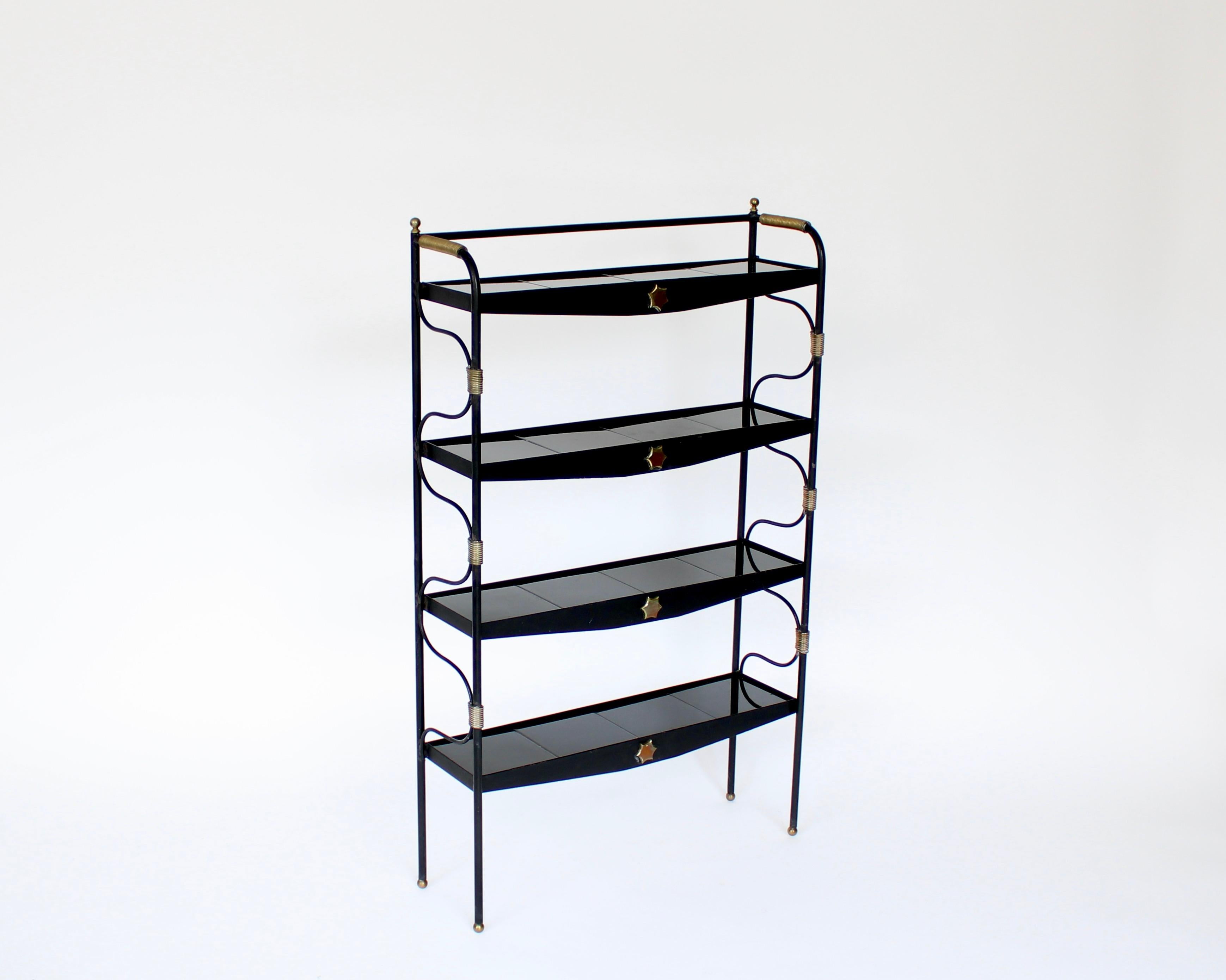 Mid-Century moderno Jacques Adnet Scaffale francese o libreria espositiva Scaffale nero in metallo finto bambù in vendita