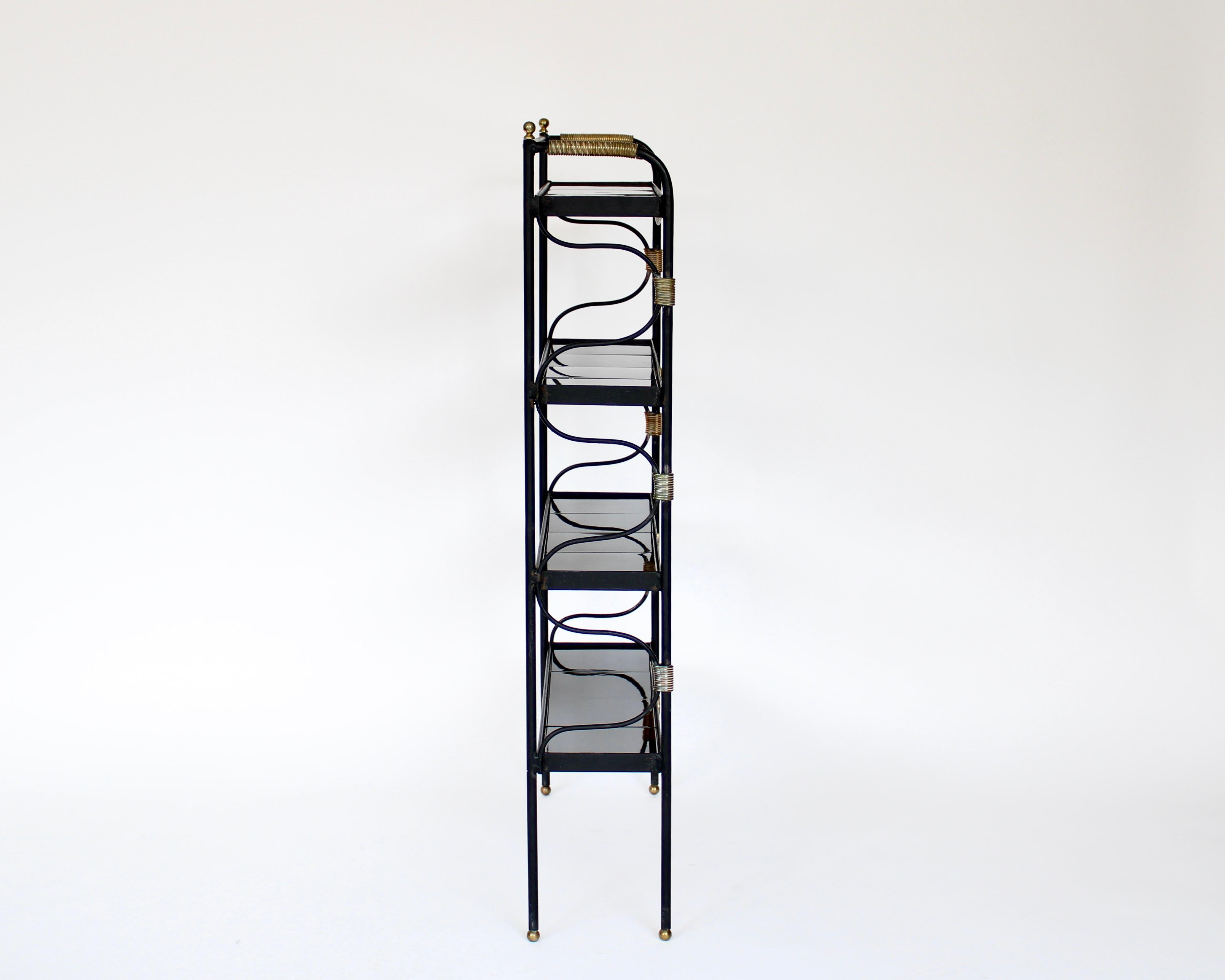 Francese Jacques Adnet Scaffale francese o libreria espositiva Scaffale nero in metallo finto bambù in vendita