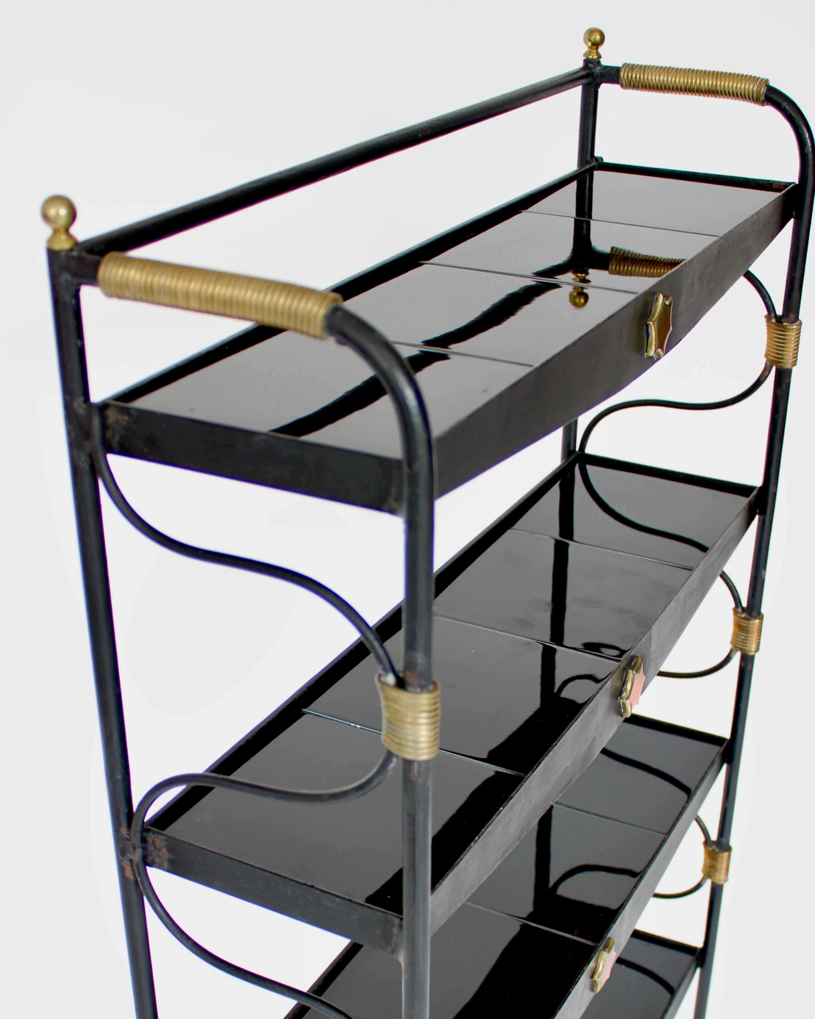 Jacques Adnet Scaffale francese o libreria espositiva Scaffale nero in metallo finto bambù in vendita 1