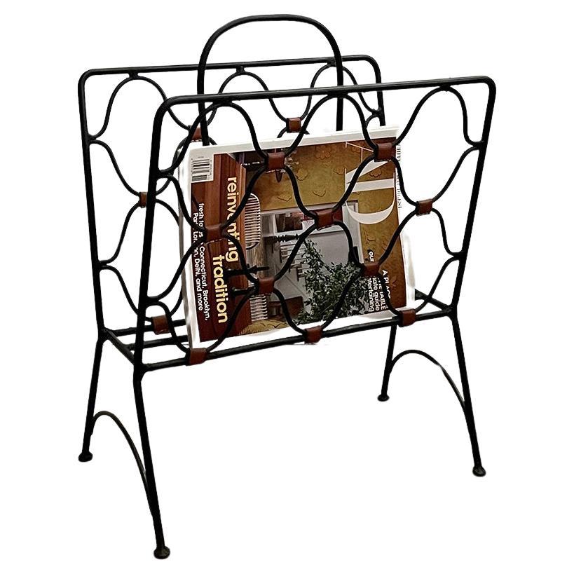 Porte-revues en fer et cuir de Jacques Adnet